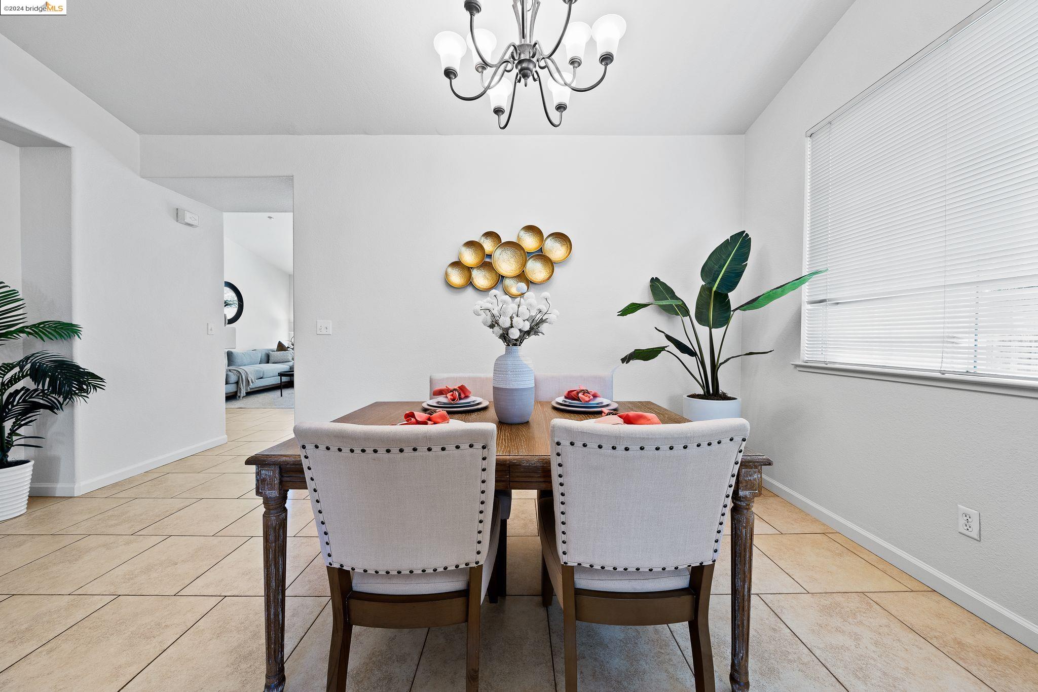 229 W Country Club Dr
