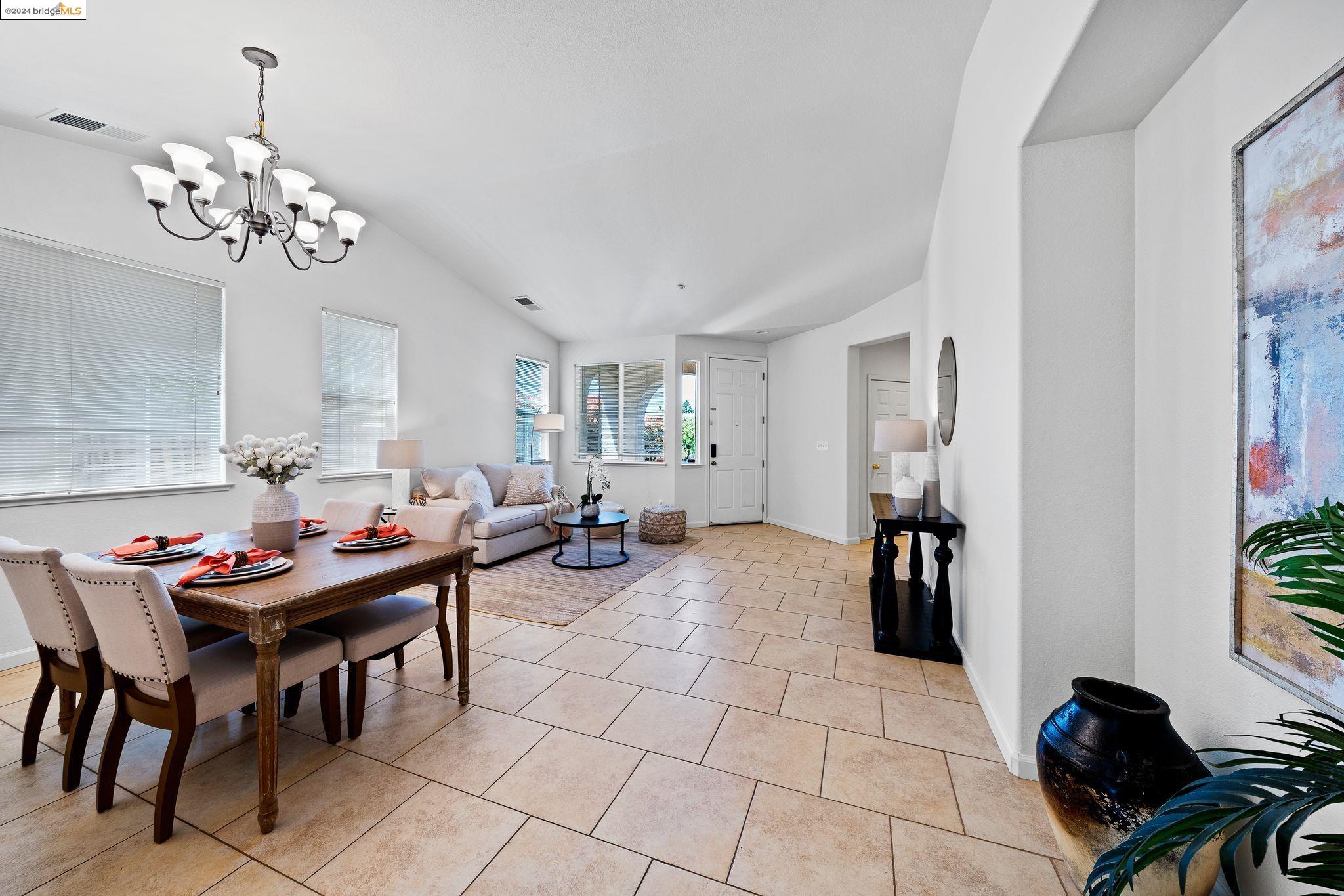 229 W Country Club Dr
