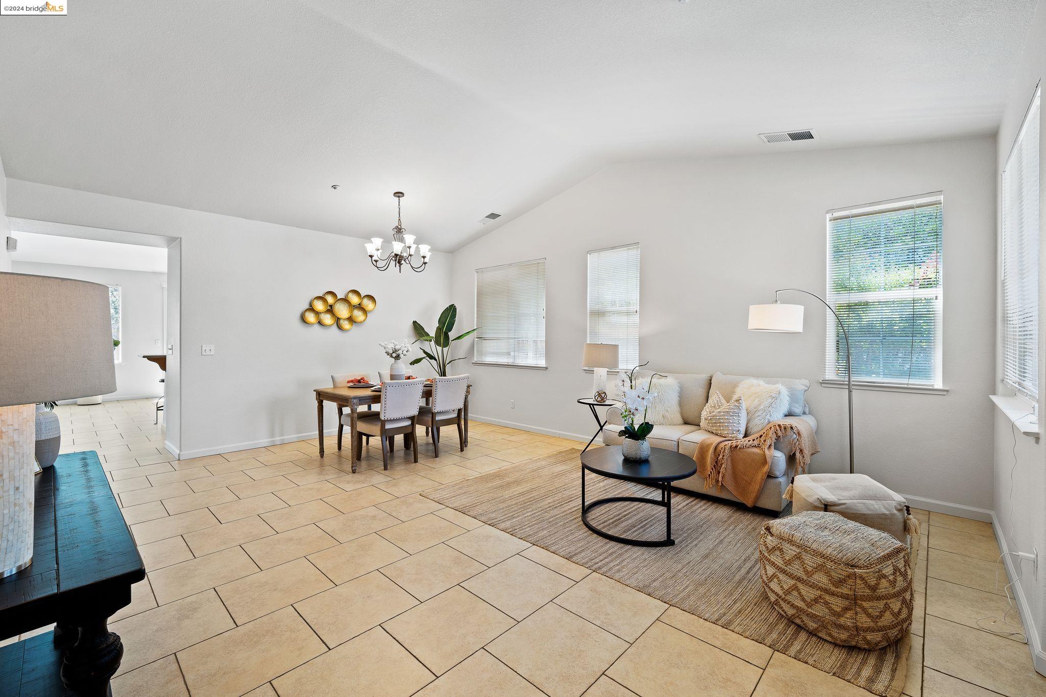 229 W Country Club Dr