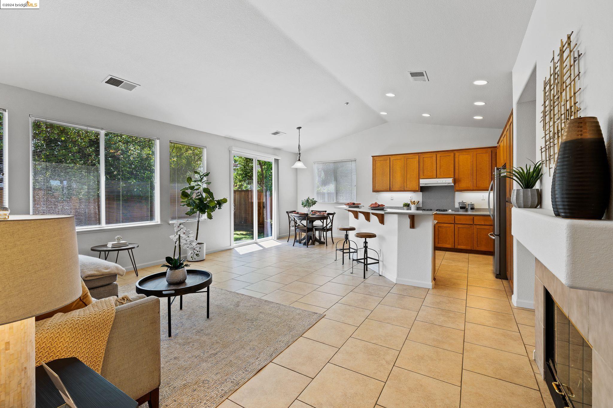229 W Country Club Dr