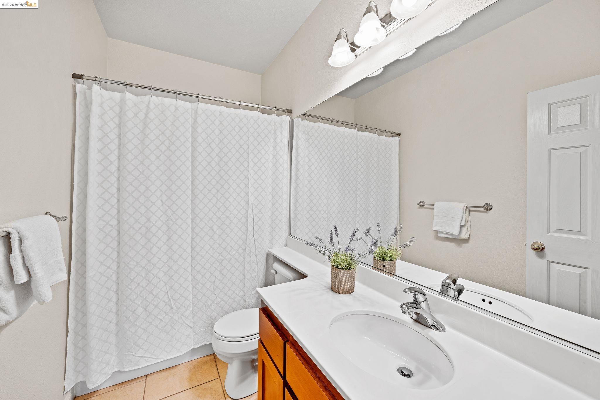 229 W Country Club Dr