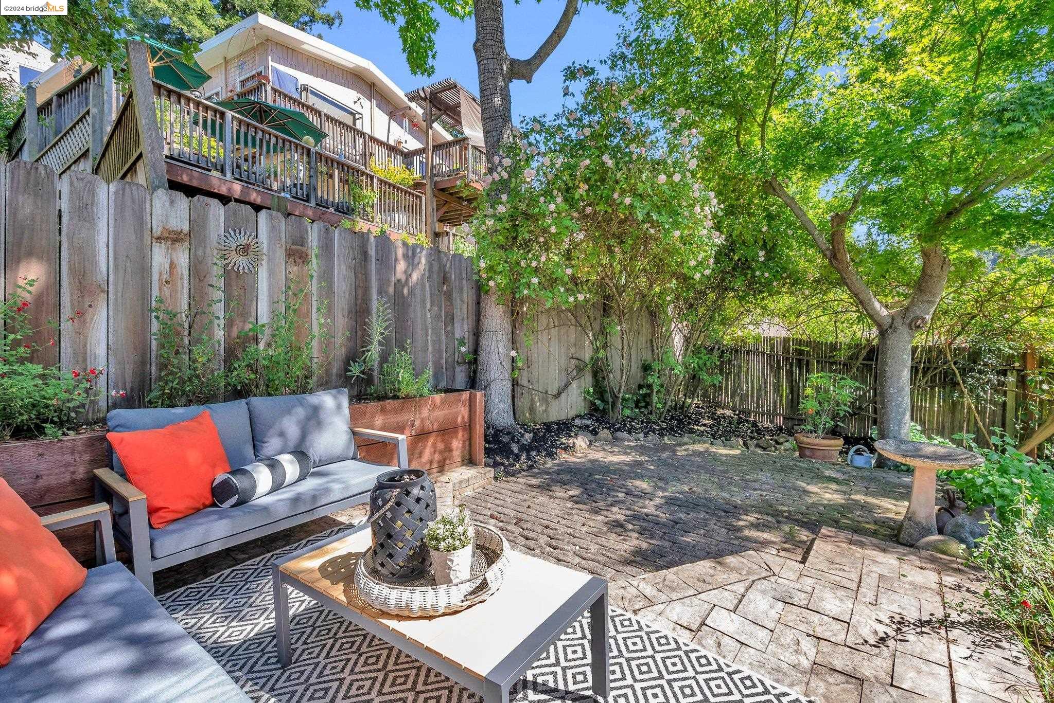 1054 Leo Way