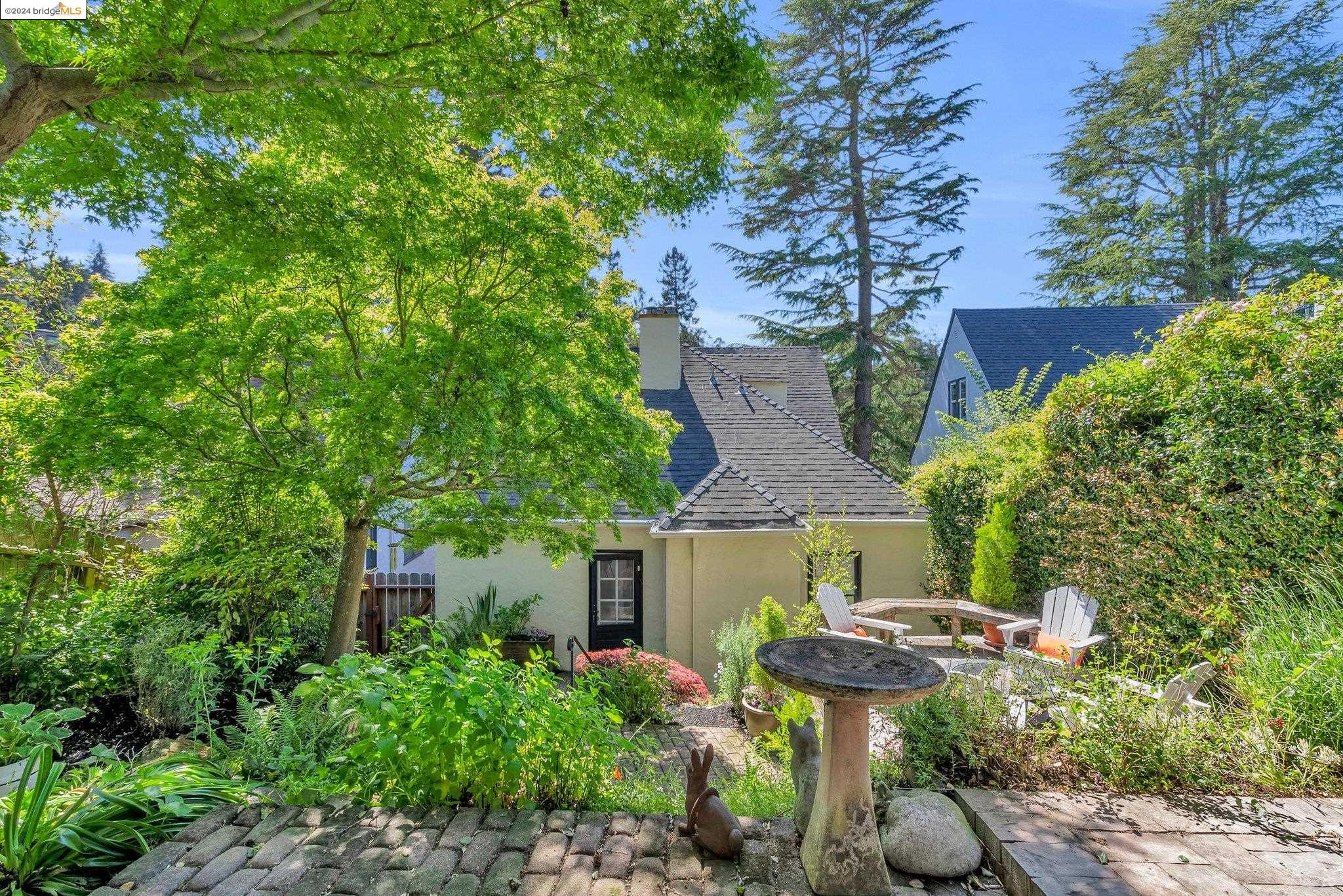 1054 Leo Way
