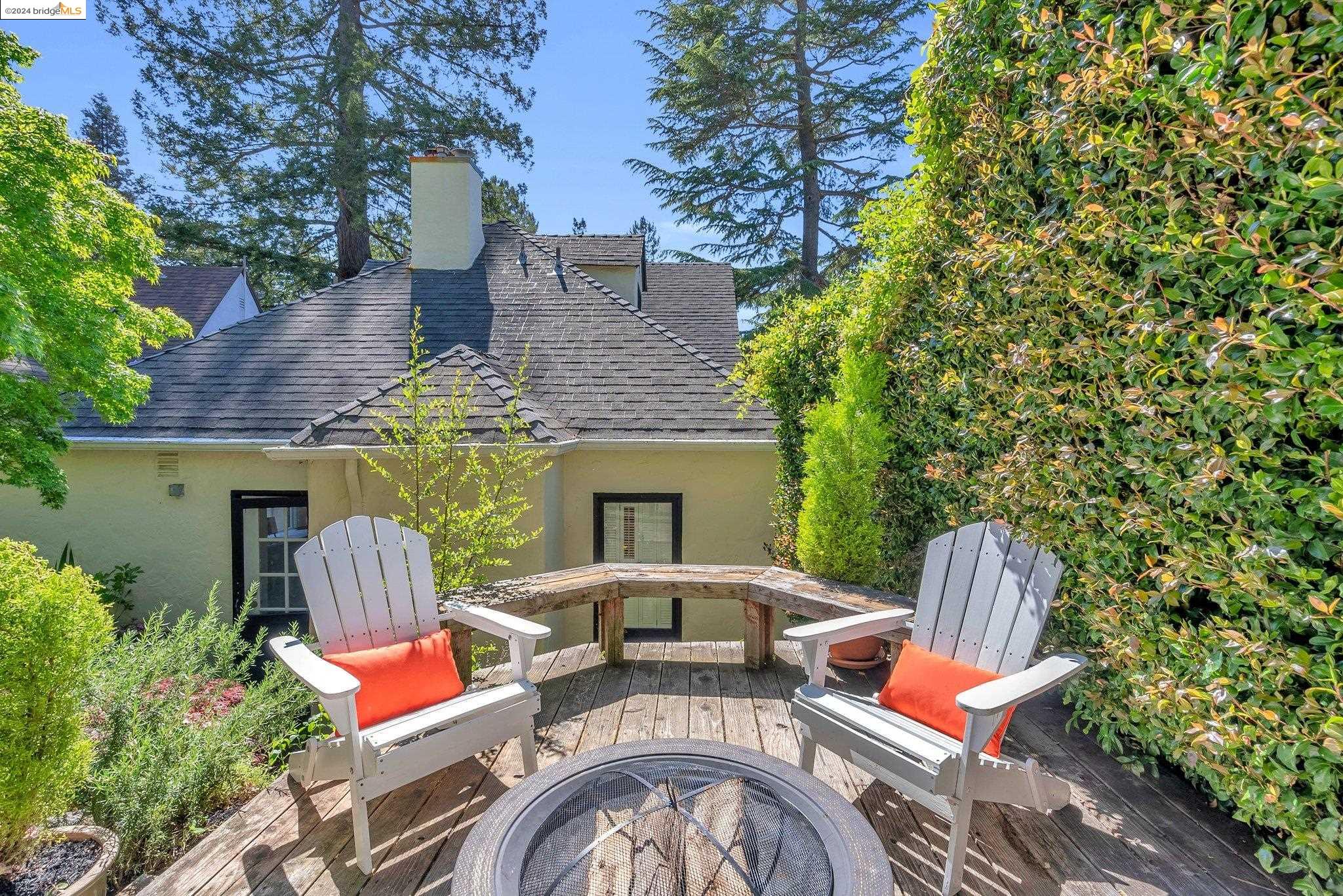 1054 Leo Way