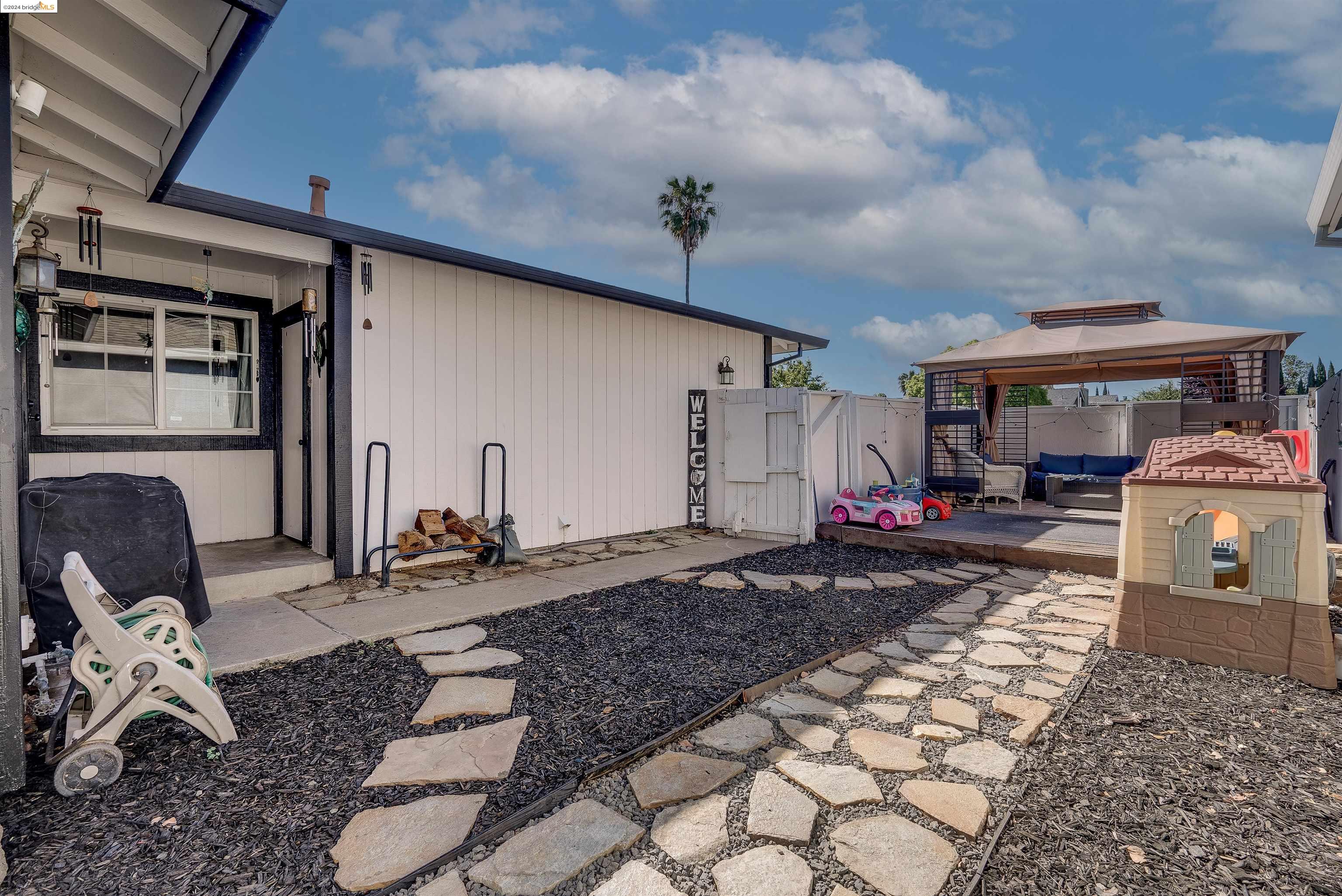 390 Hazelnut Ln