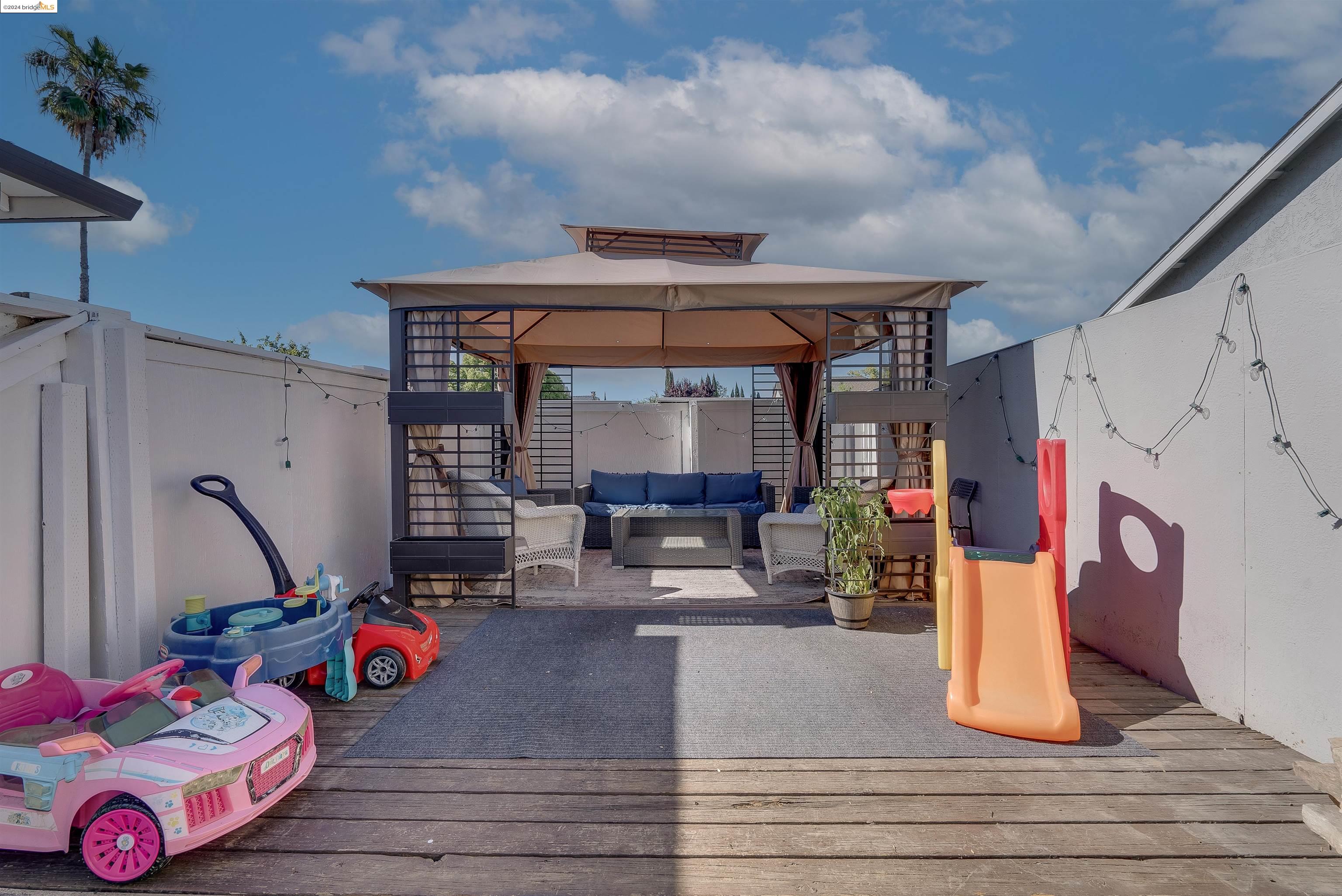 390 Hazelnut Ln