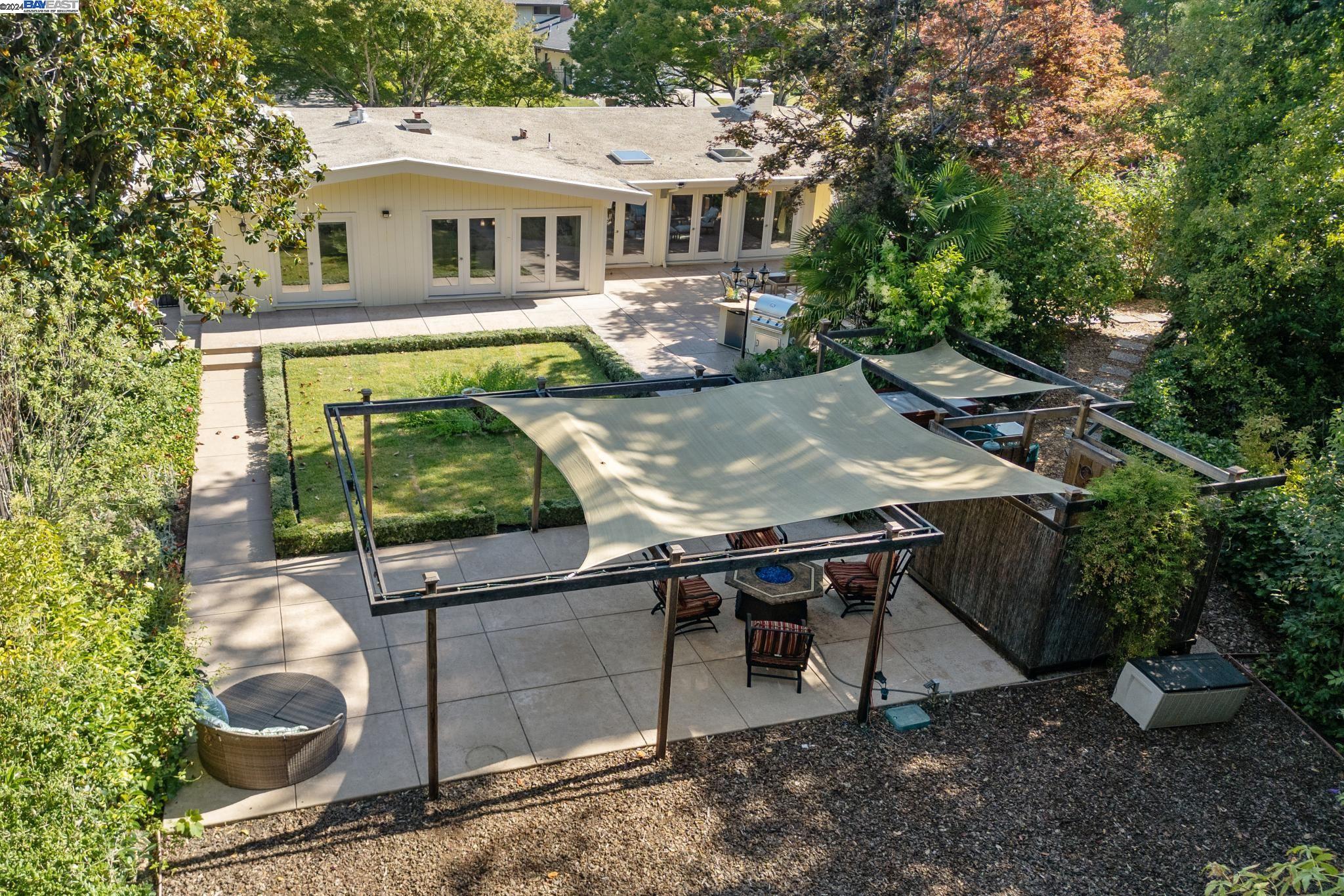 2378 Roundhill Dr