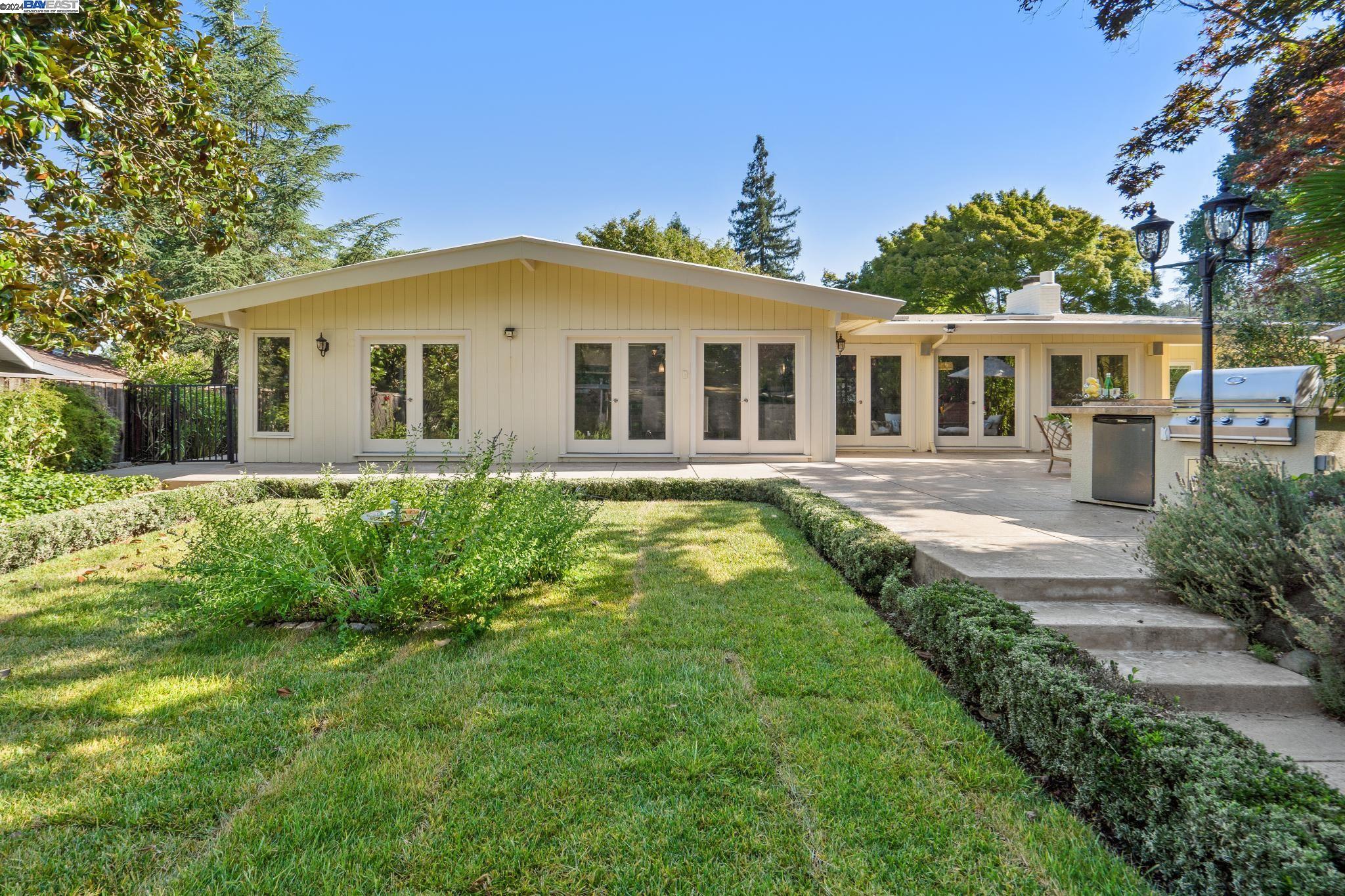 2378 Roundhill Dr