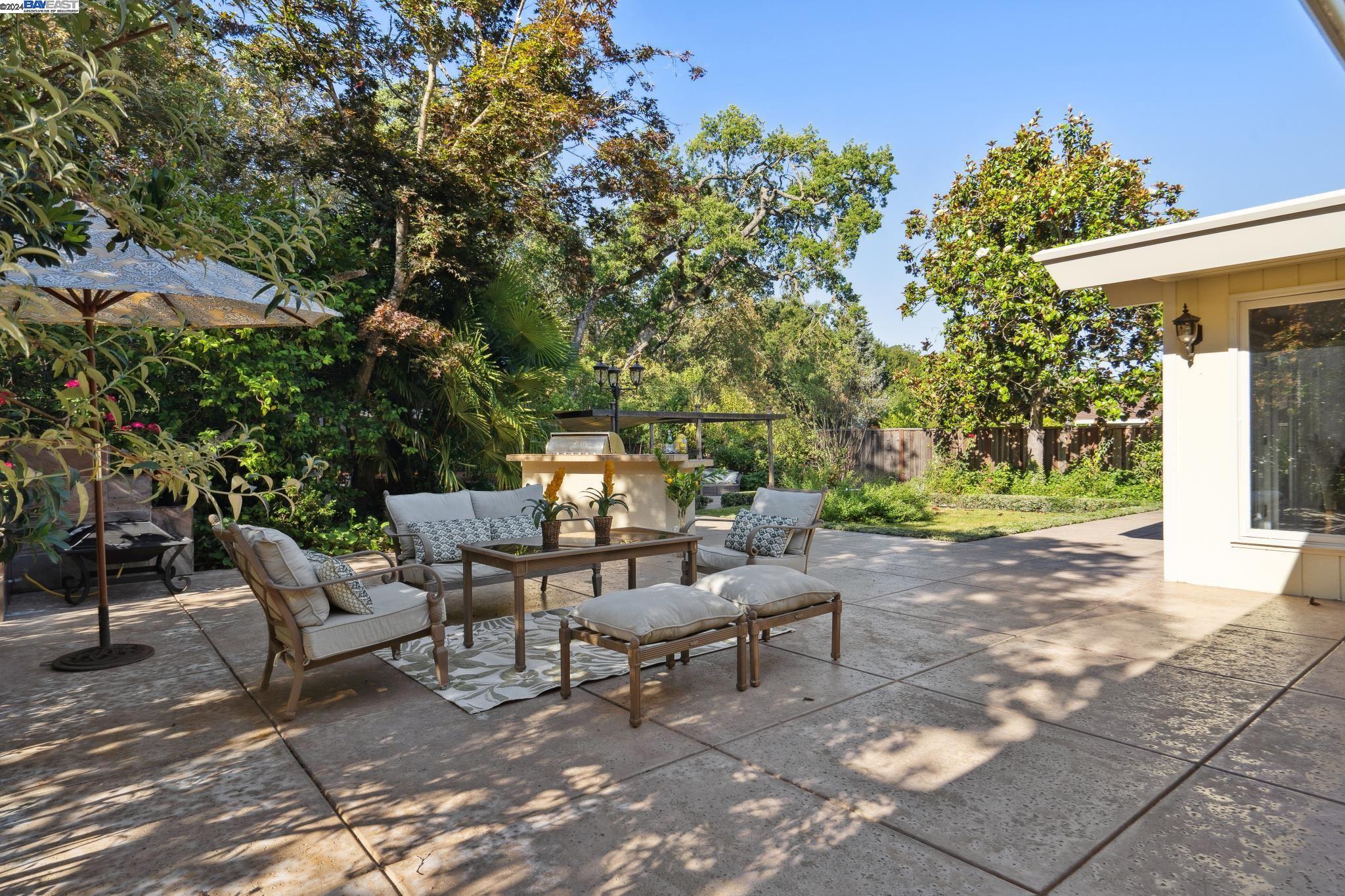 2378 Roundhill Dr