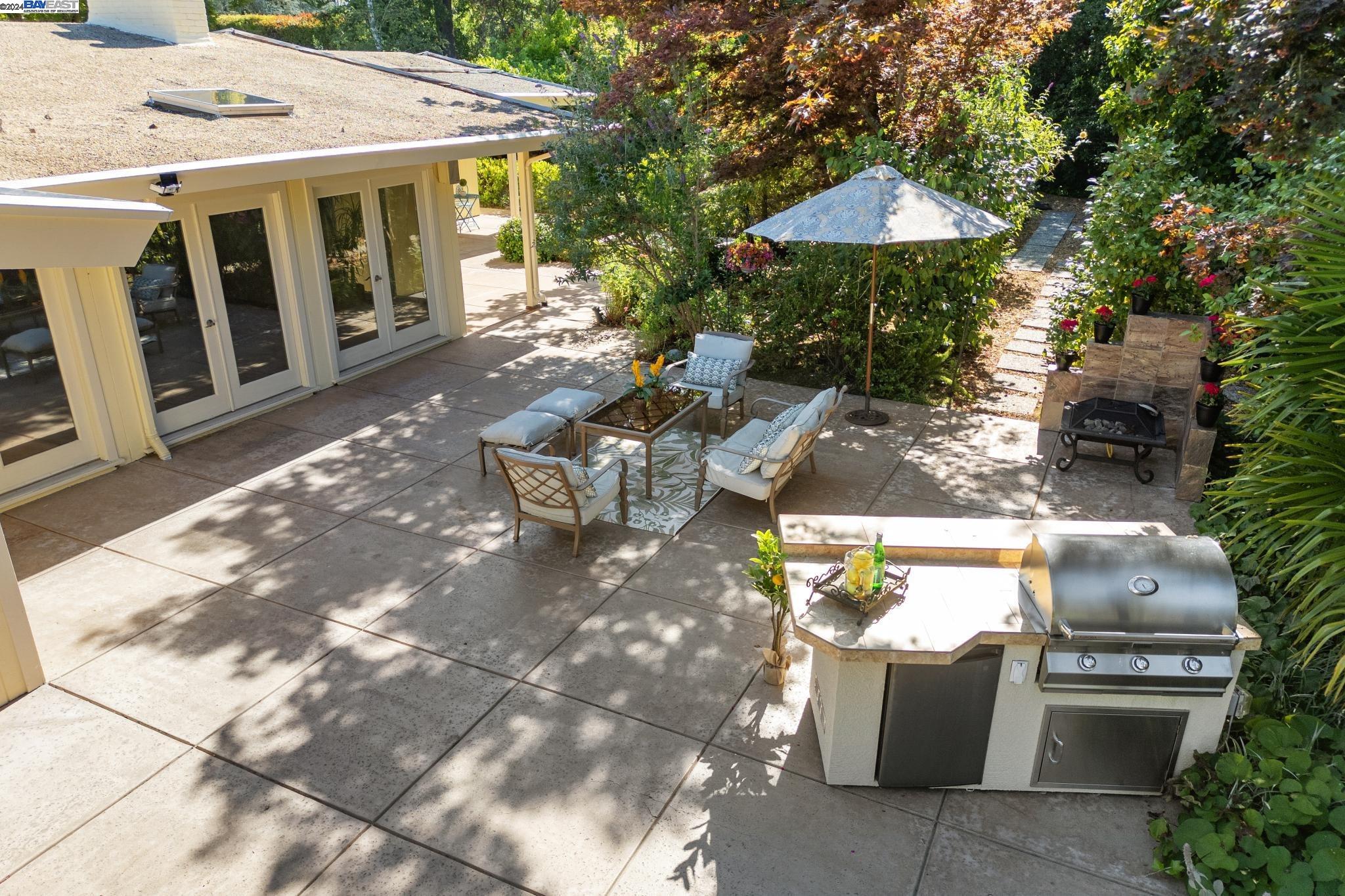 2378 Roundhill Dr