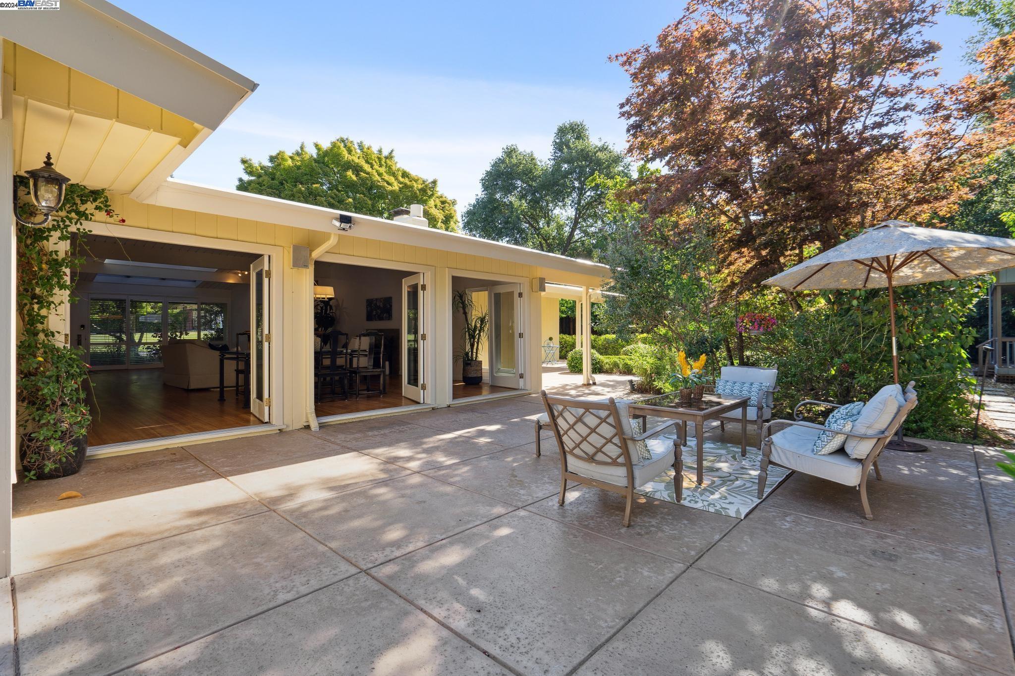 2378 Roundhill Dr