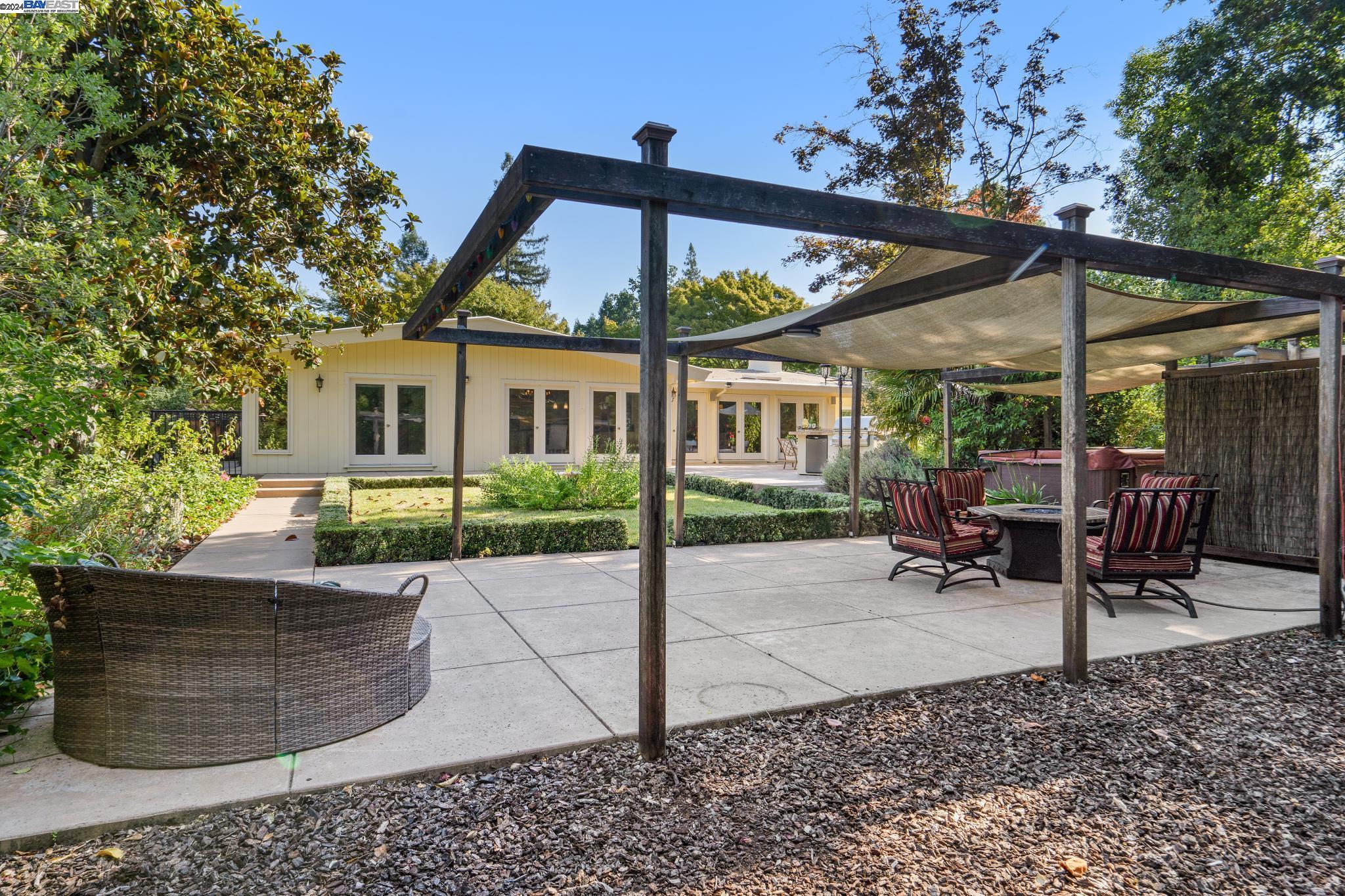 2378 Roundhill Dr