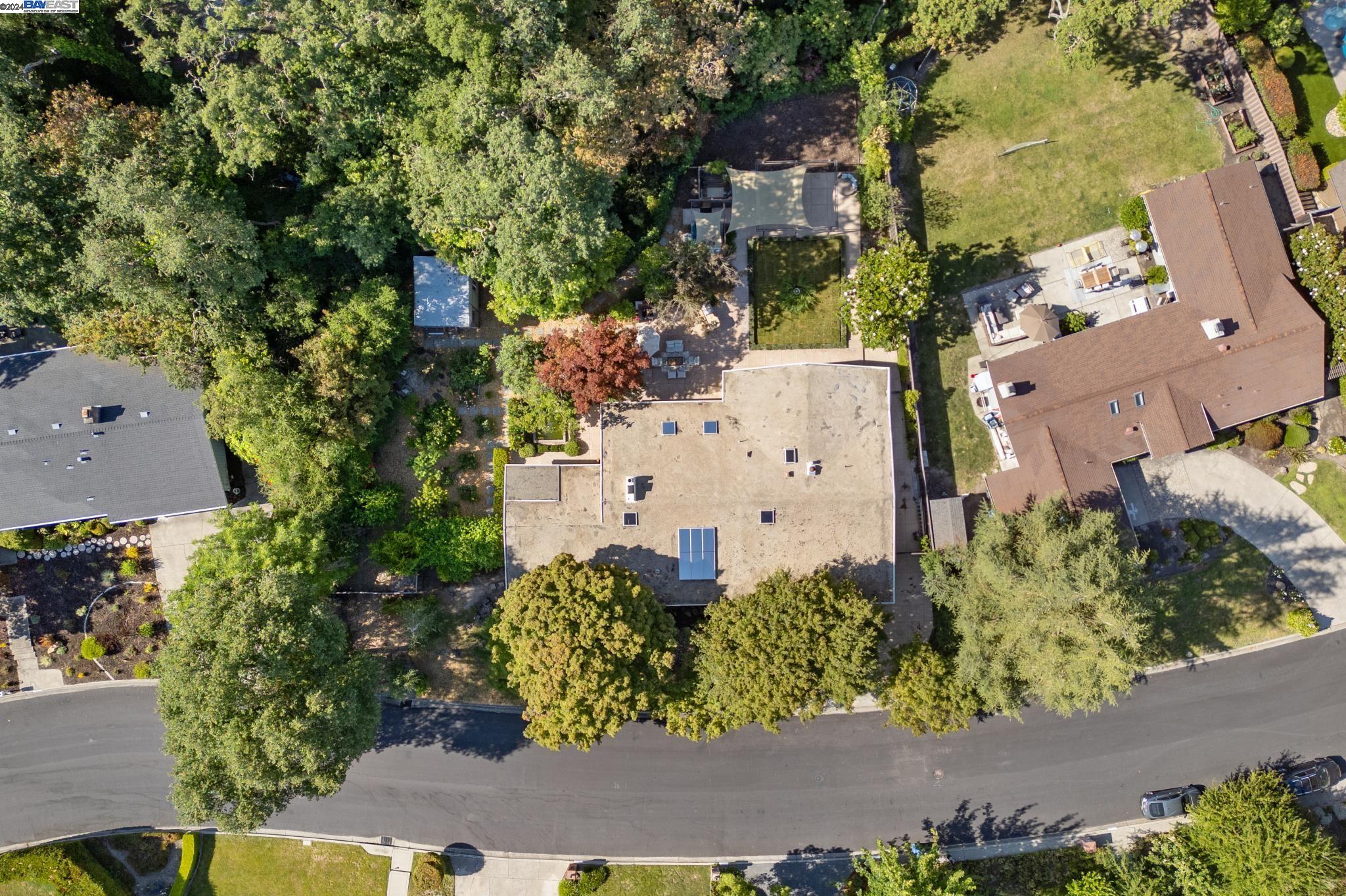 2378 Roundhill Dr