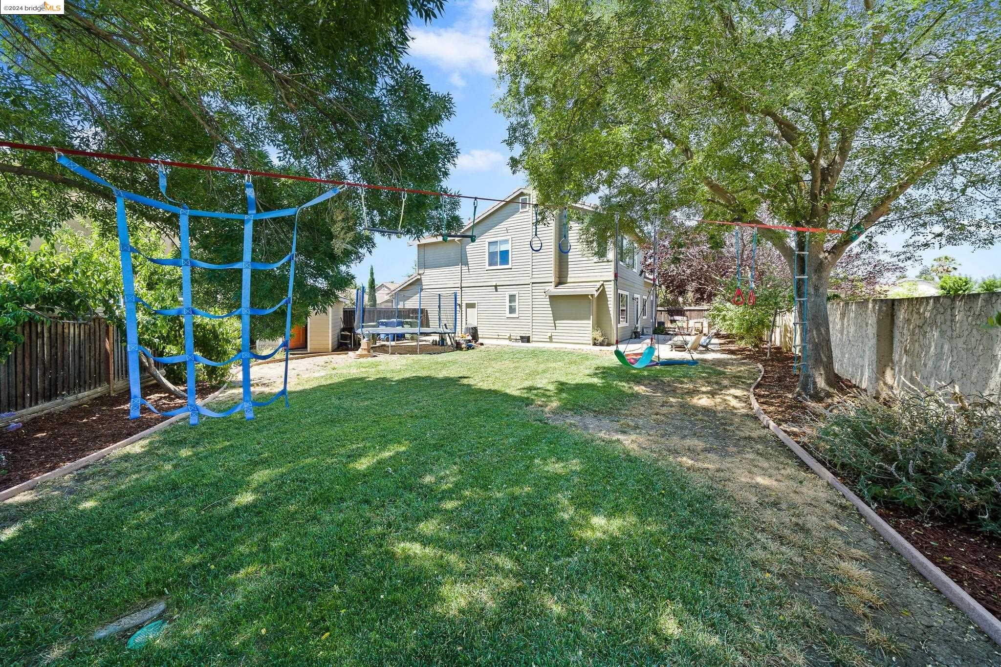 573 Mendota St