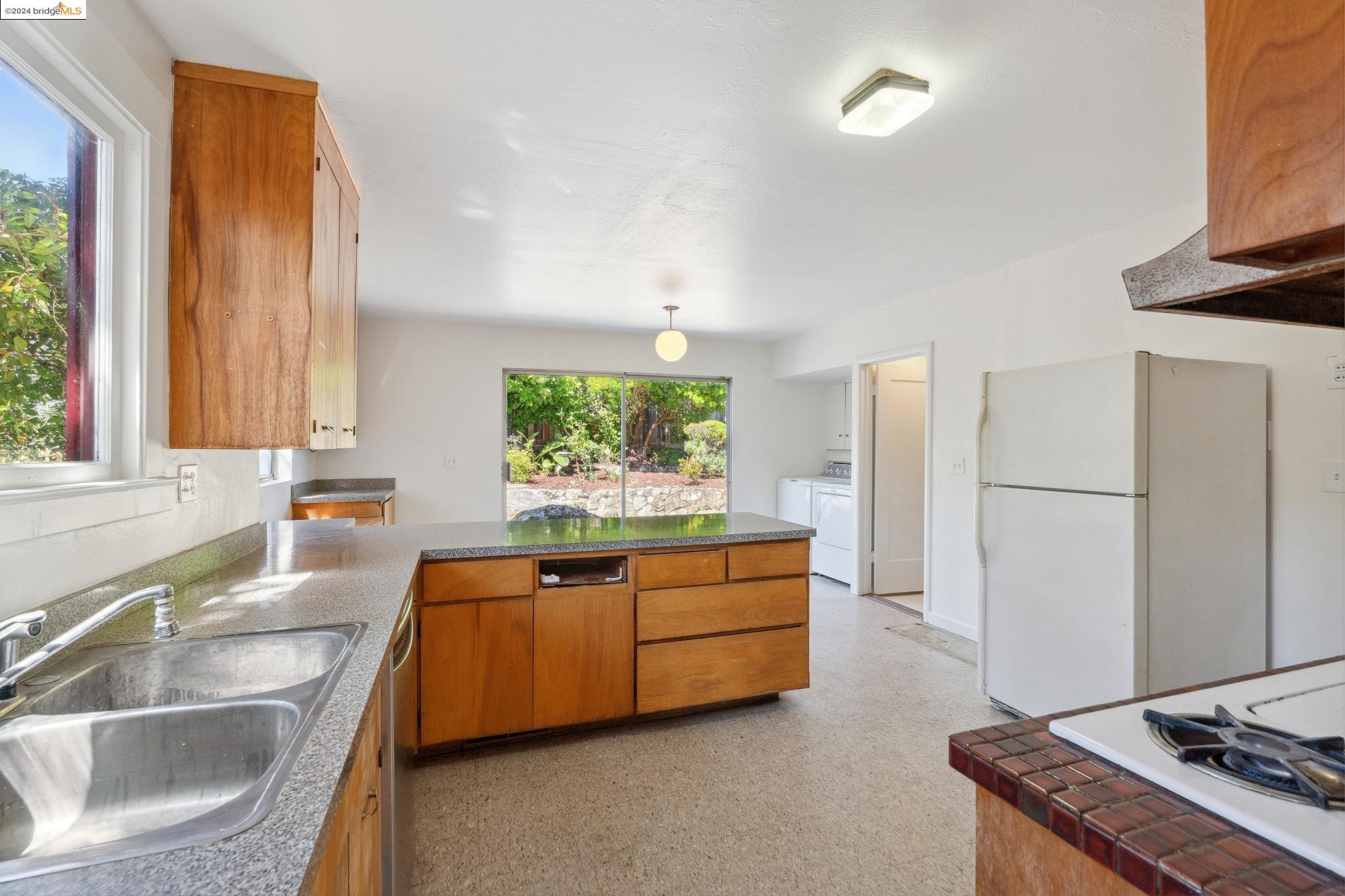 653 Colusa Ave