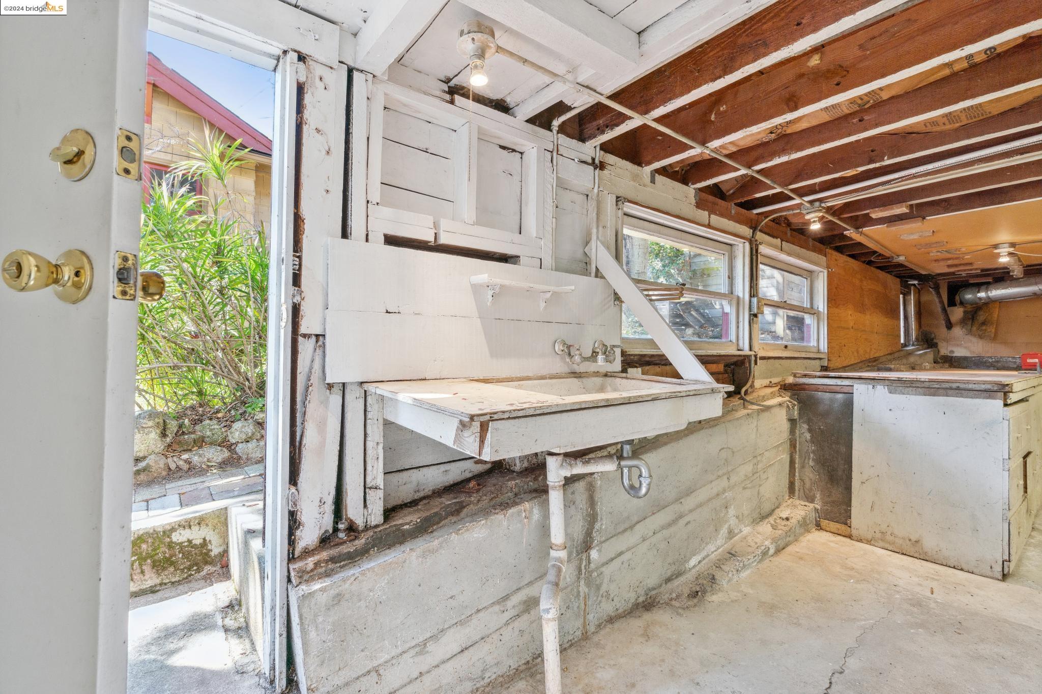 653 Colusa Ave