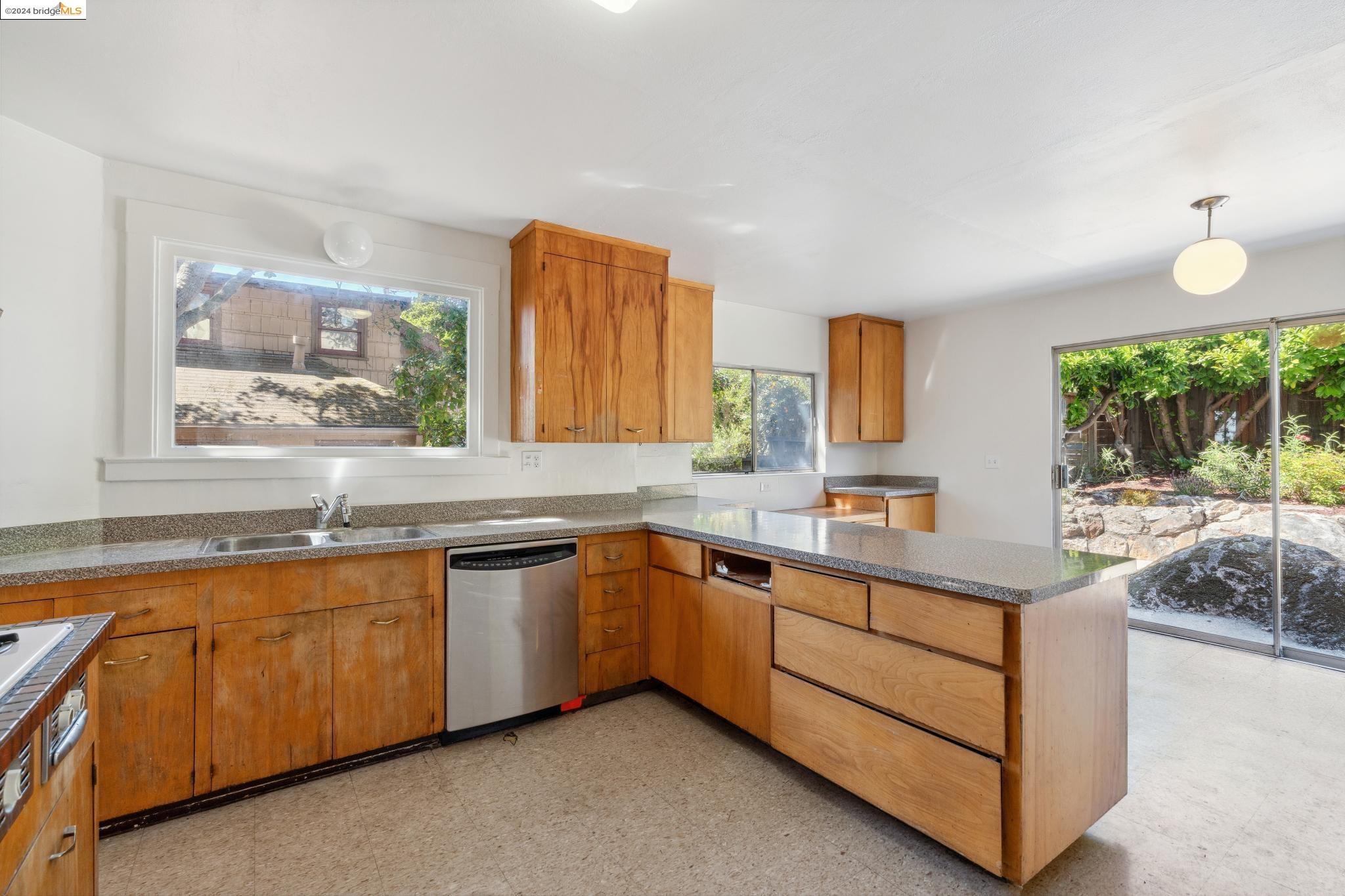 653 Colusa Ave