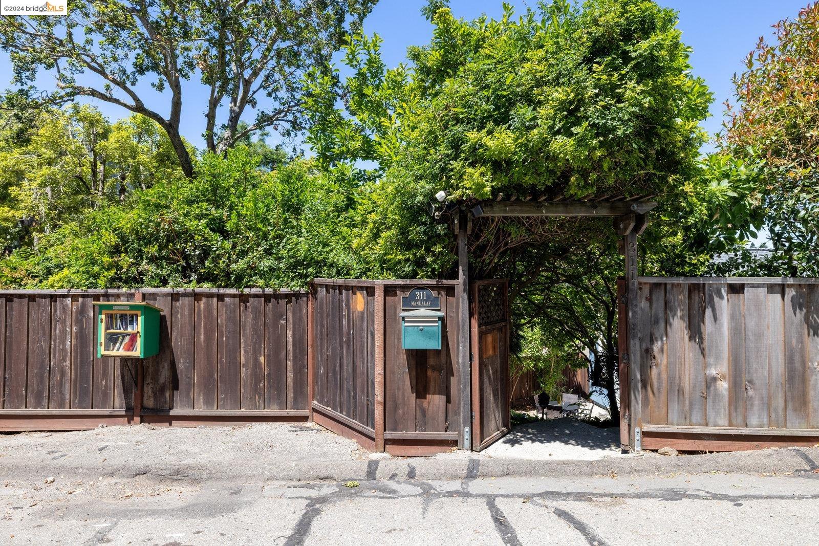311 Mandalay Rd