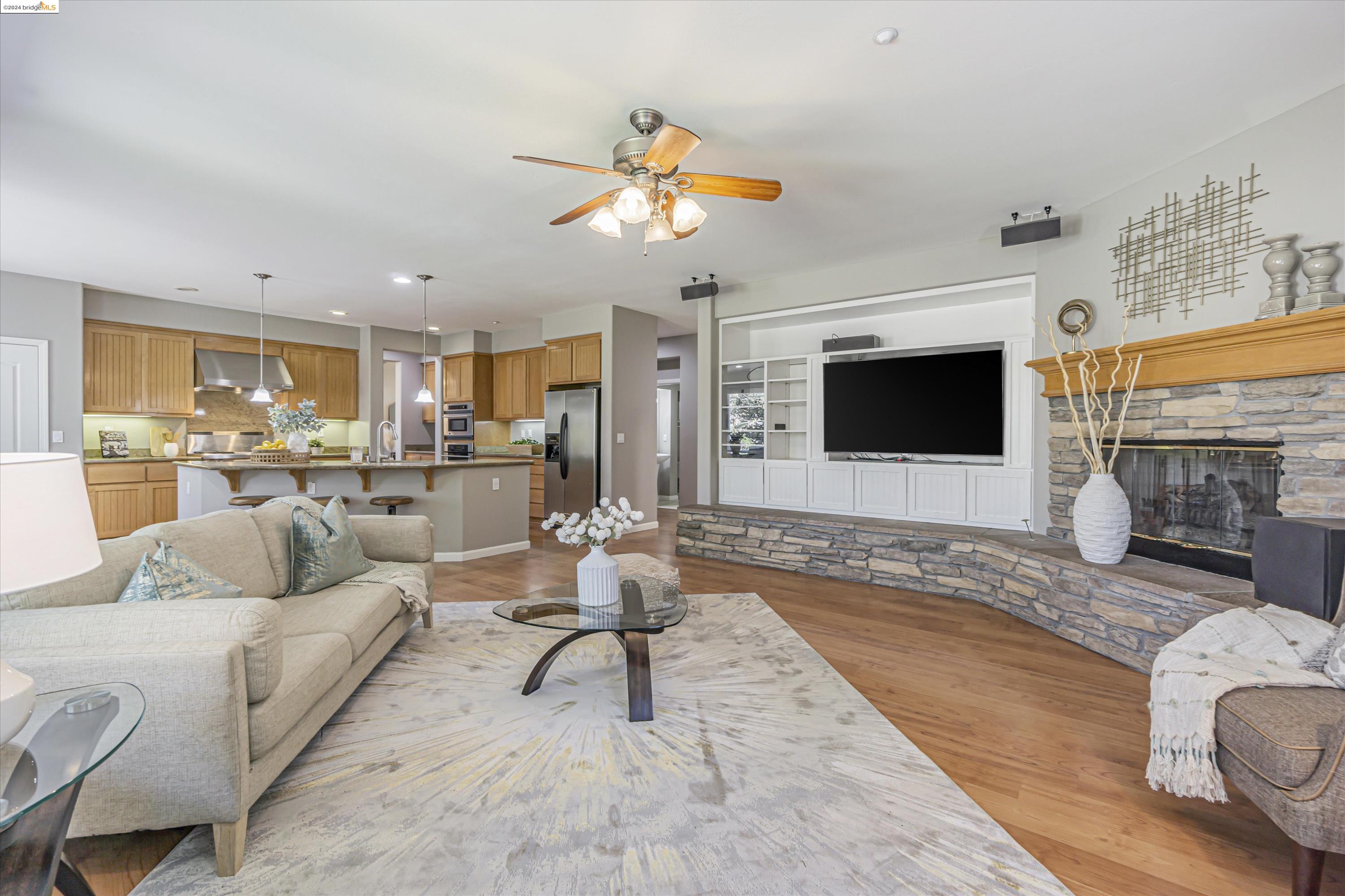 489 Lakeview Dr