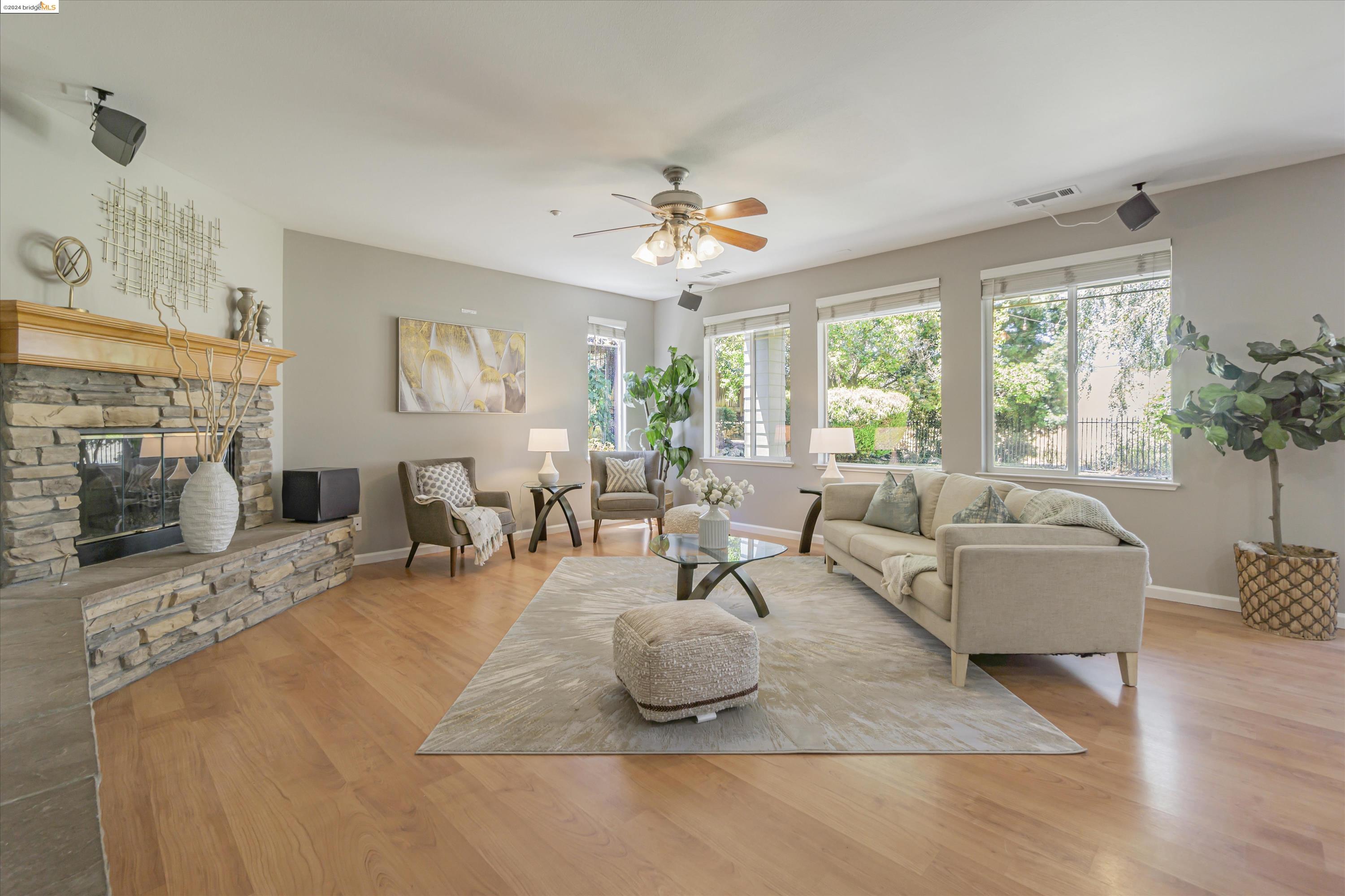 489 Lakeview Dr
