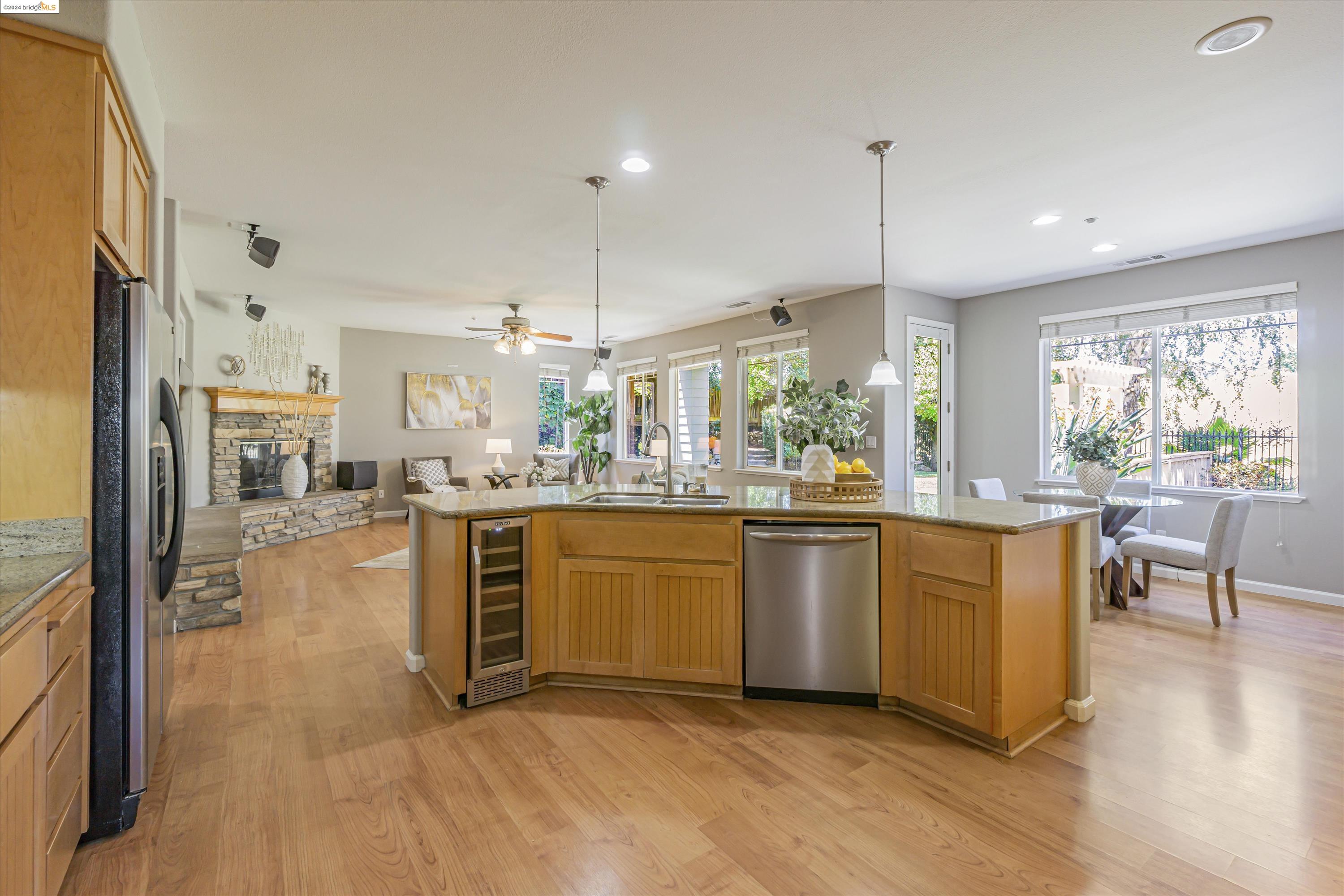489 Lakeview Dr