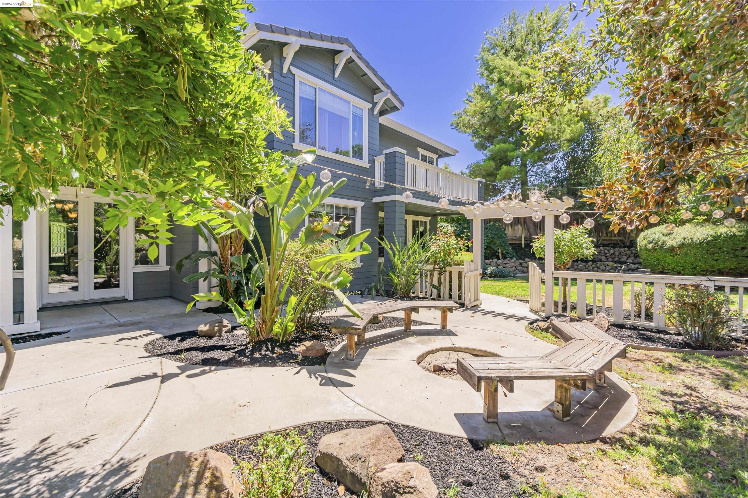 489 Lakeview Dr