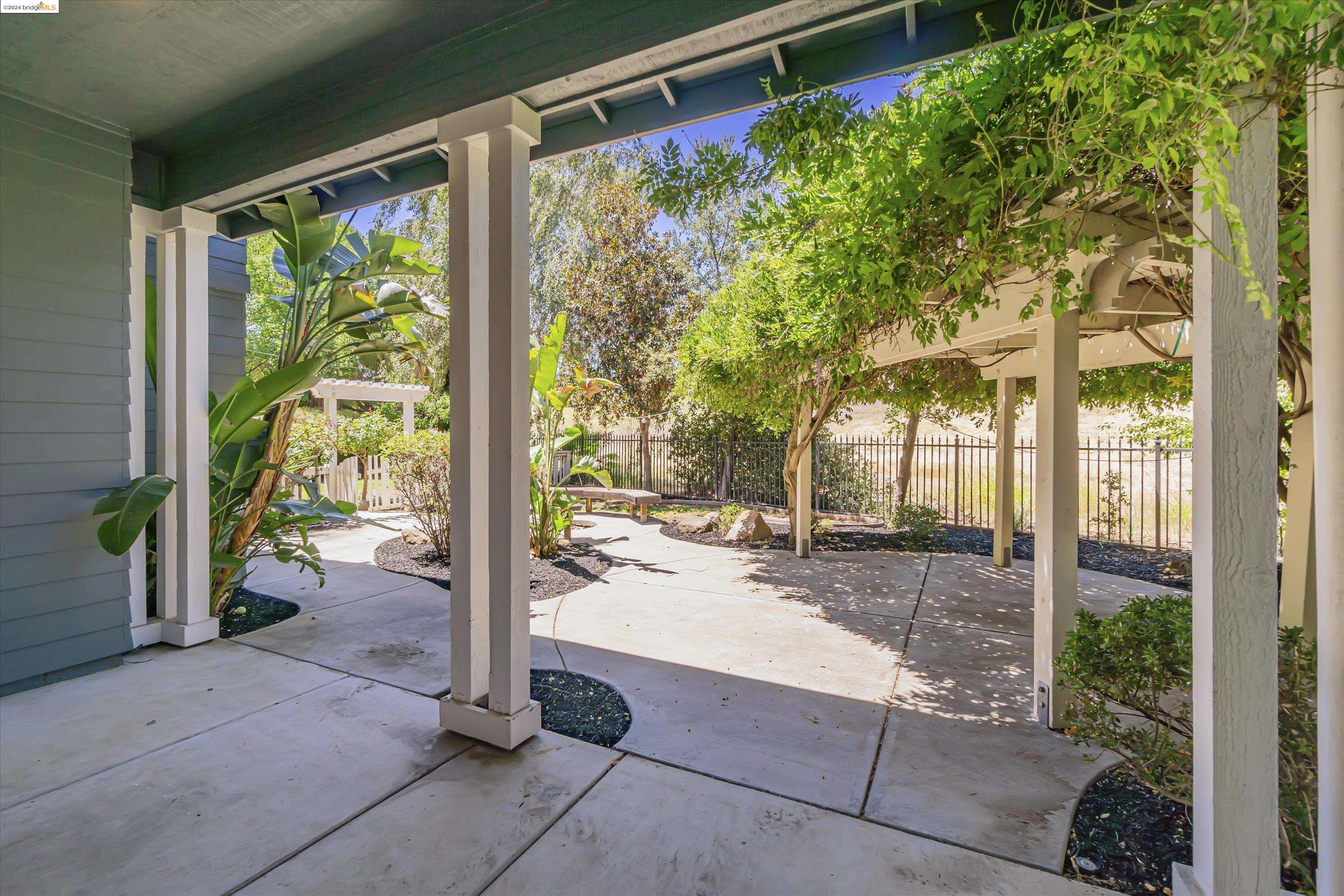 489 Lakeview Dr