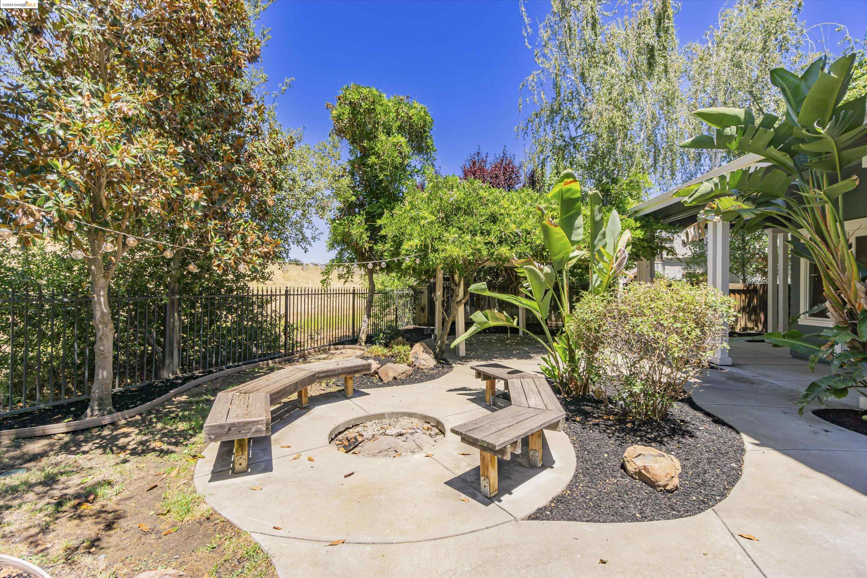 489 Lakeview Dr
