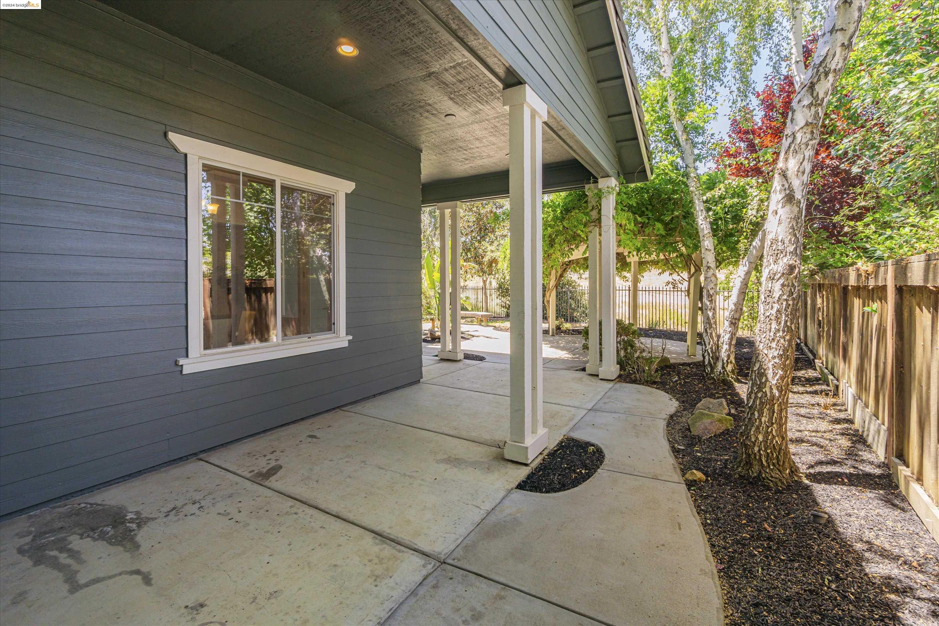 489 Lakeview Dr