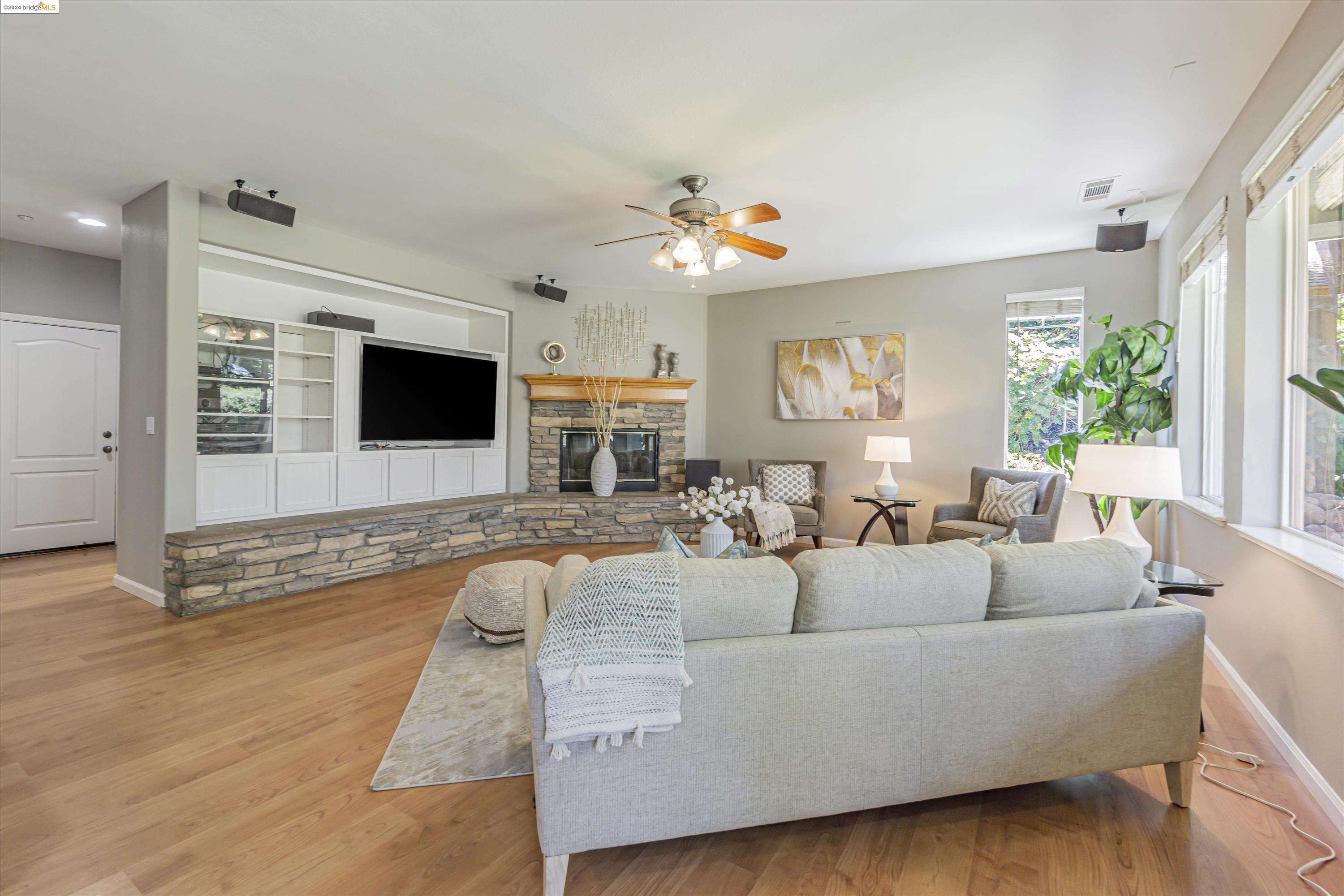 489 Lakeview Dr