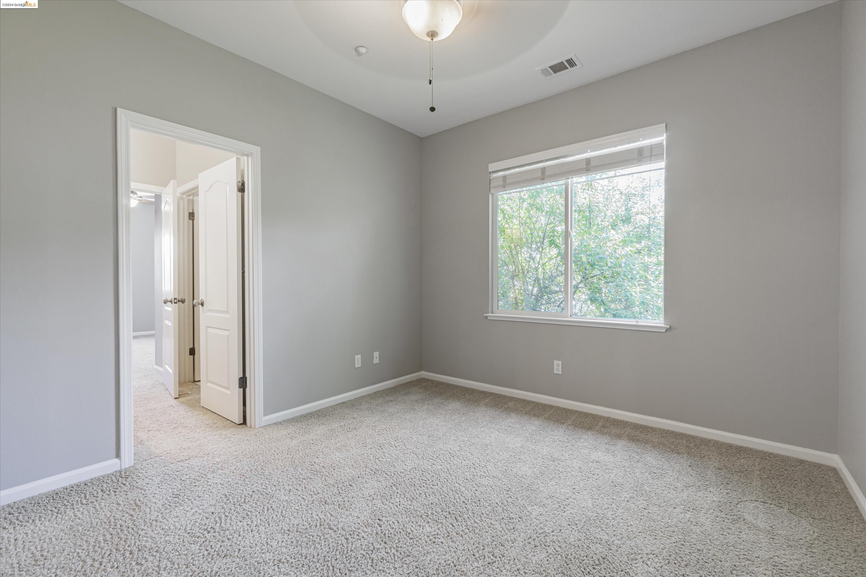 489 Lakeview Dr