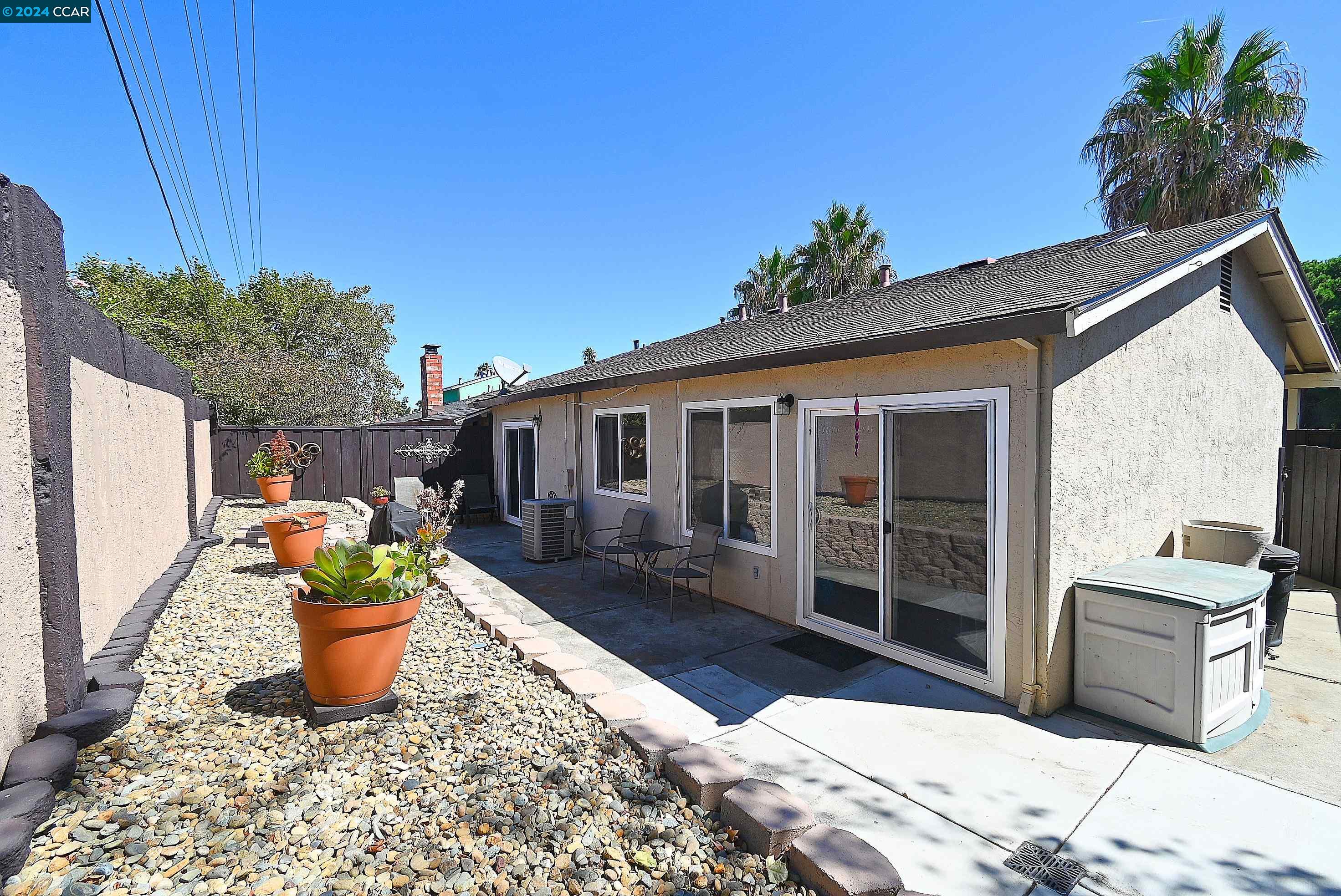 3571 Desanie Cir