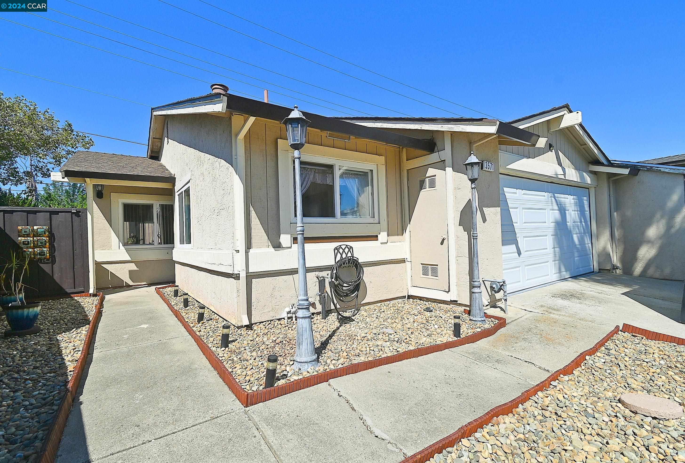 3571 Desanie Cir