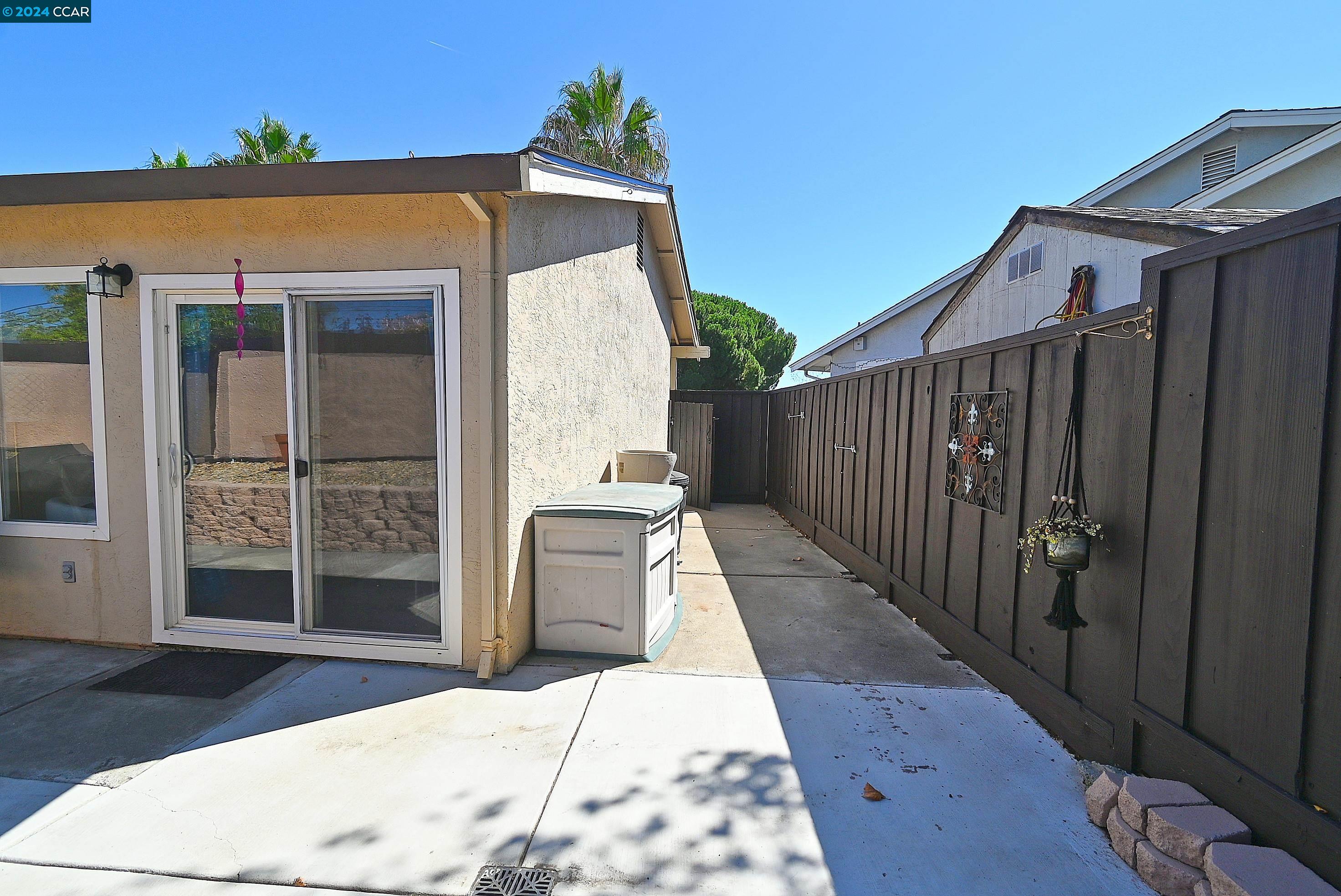 3571 Desanie Cir