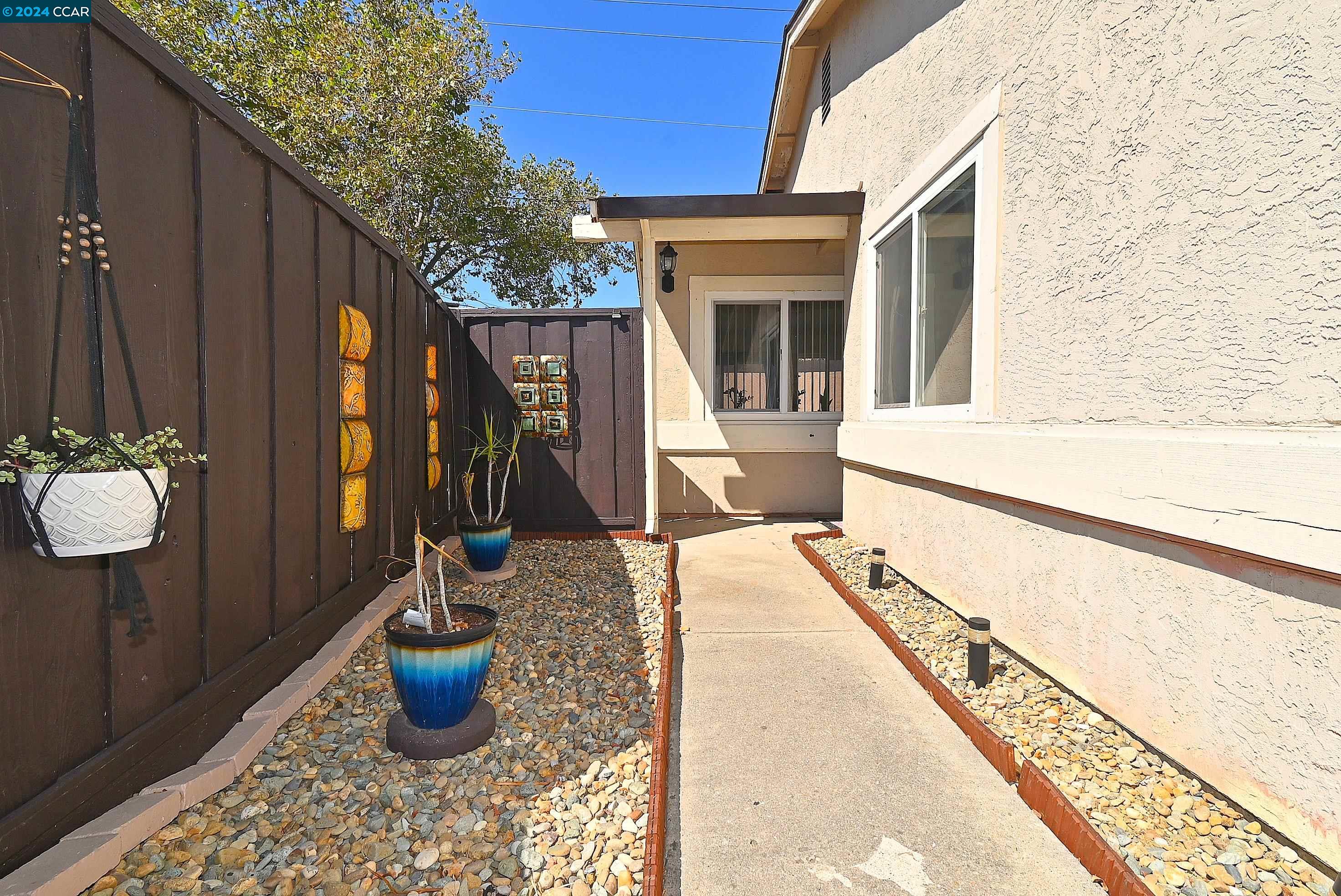 3571 Desanie Cir