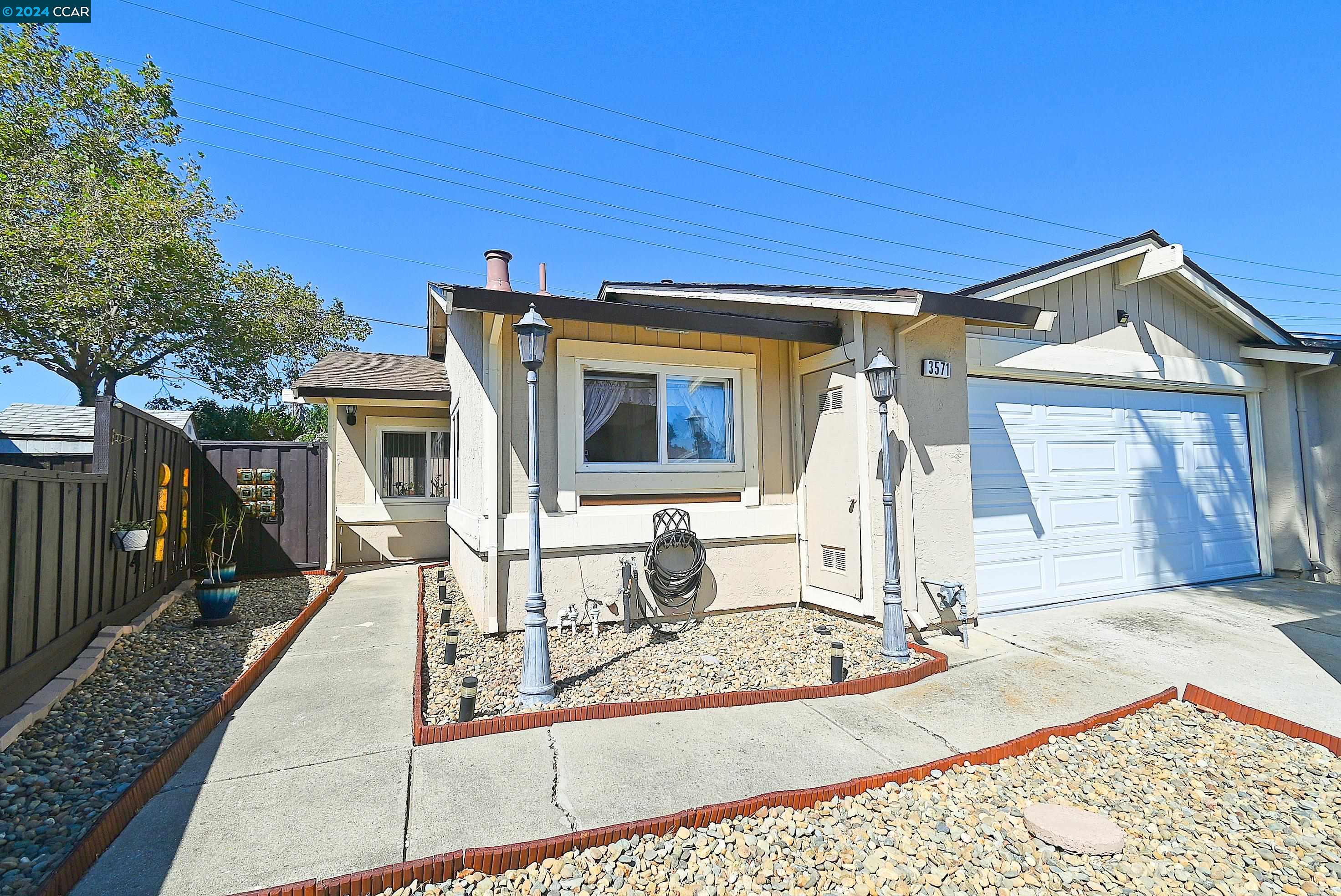3571 Desanie Cir