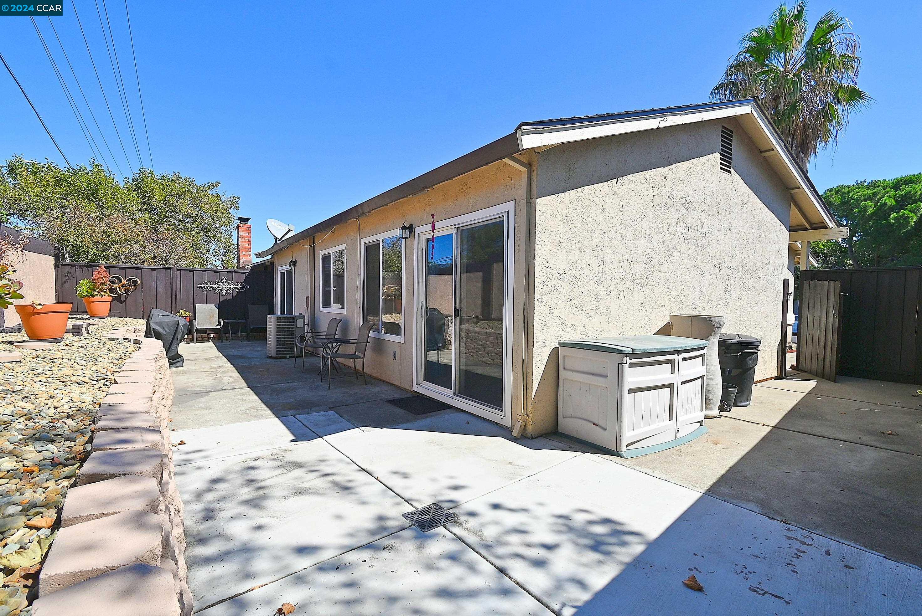 3571 Desanie Cir