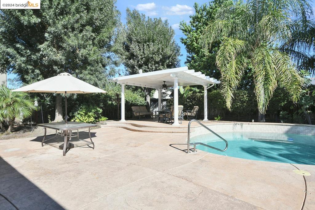 221 Continente Ave
