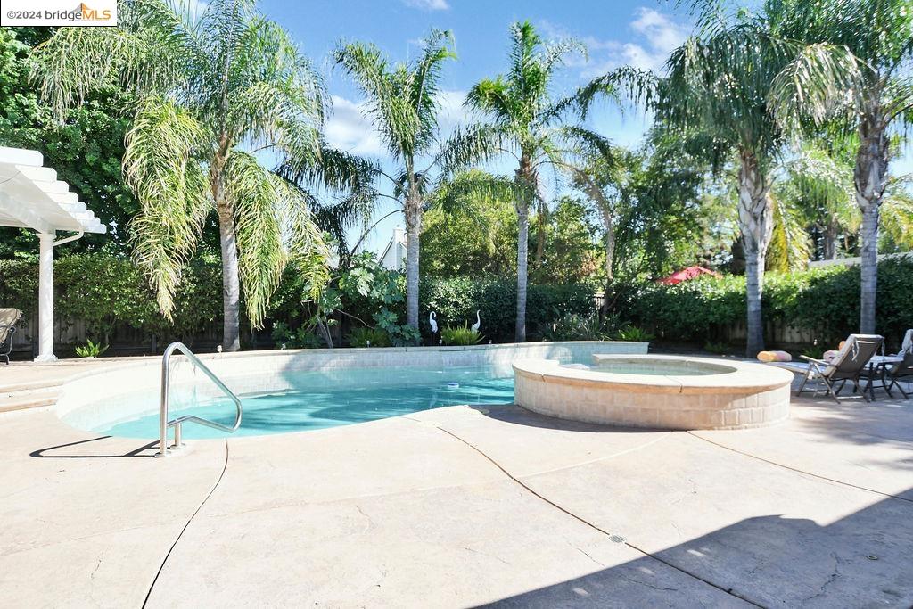 221 Continente Ave