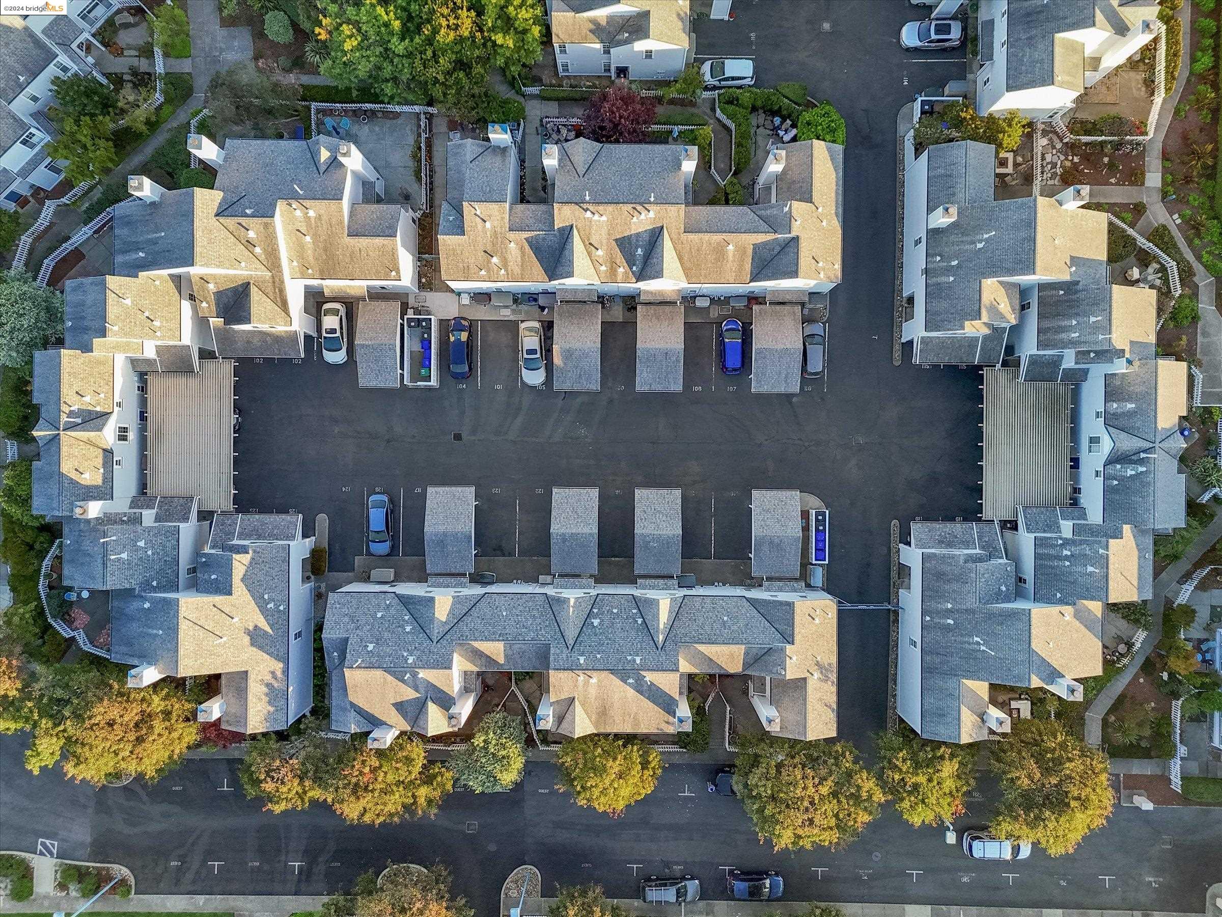 319 Commodore Dr