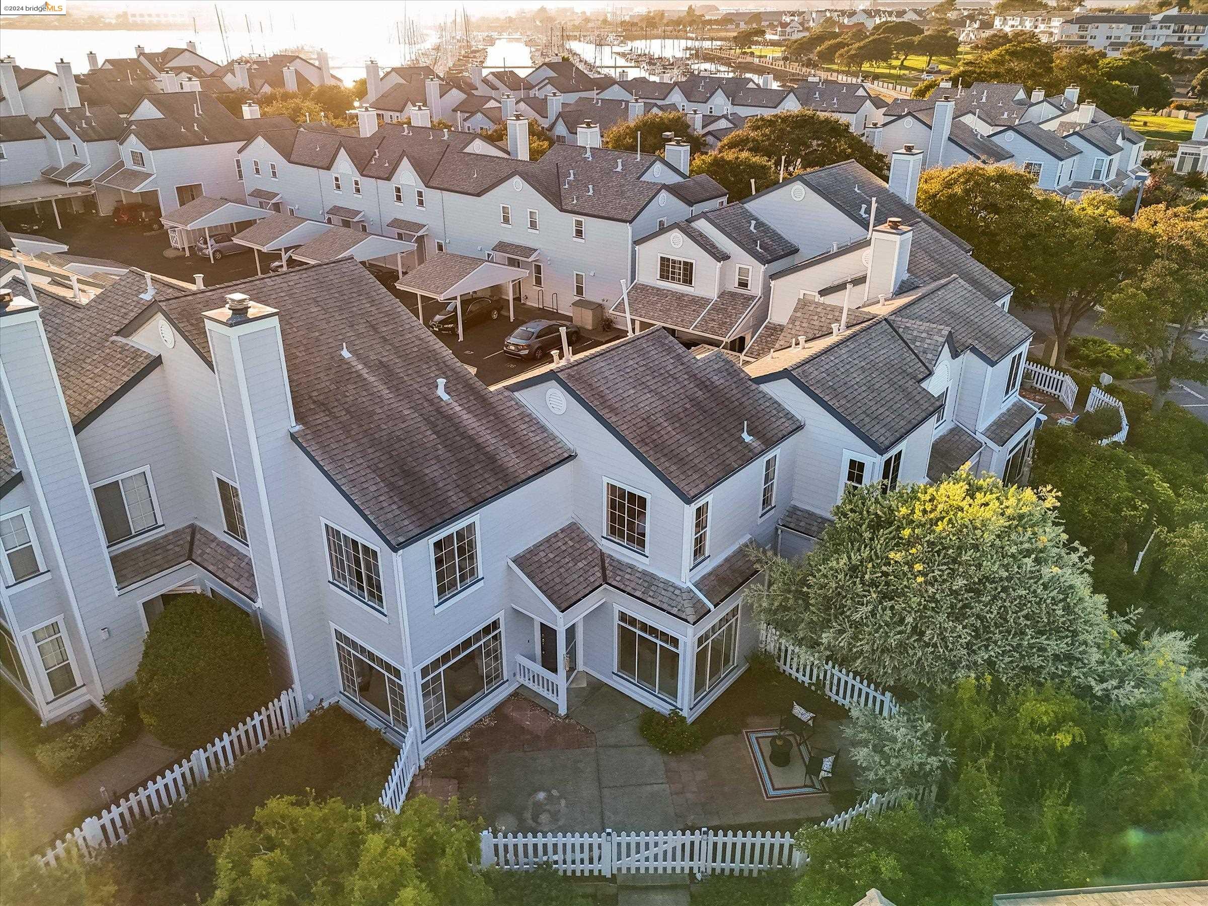 319 Commodore Dr