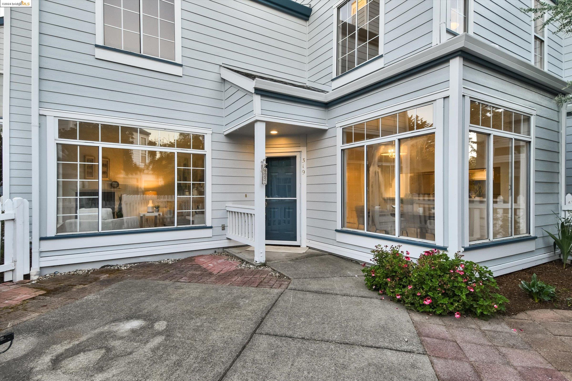 319 Commodore Dr