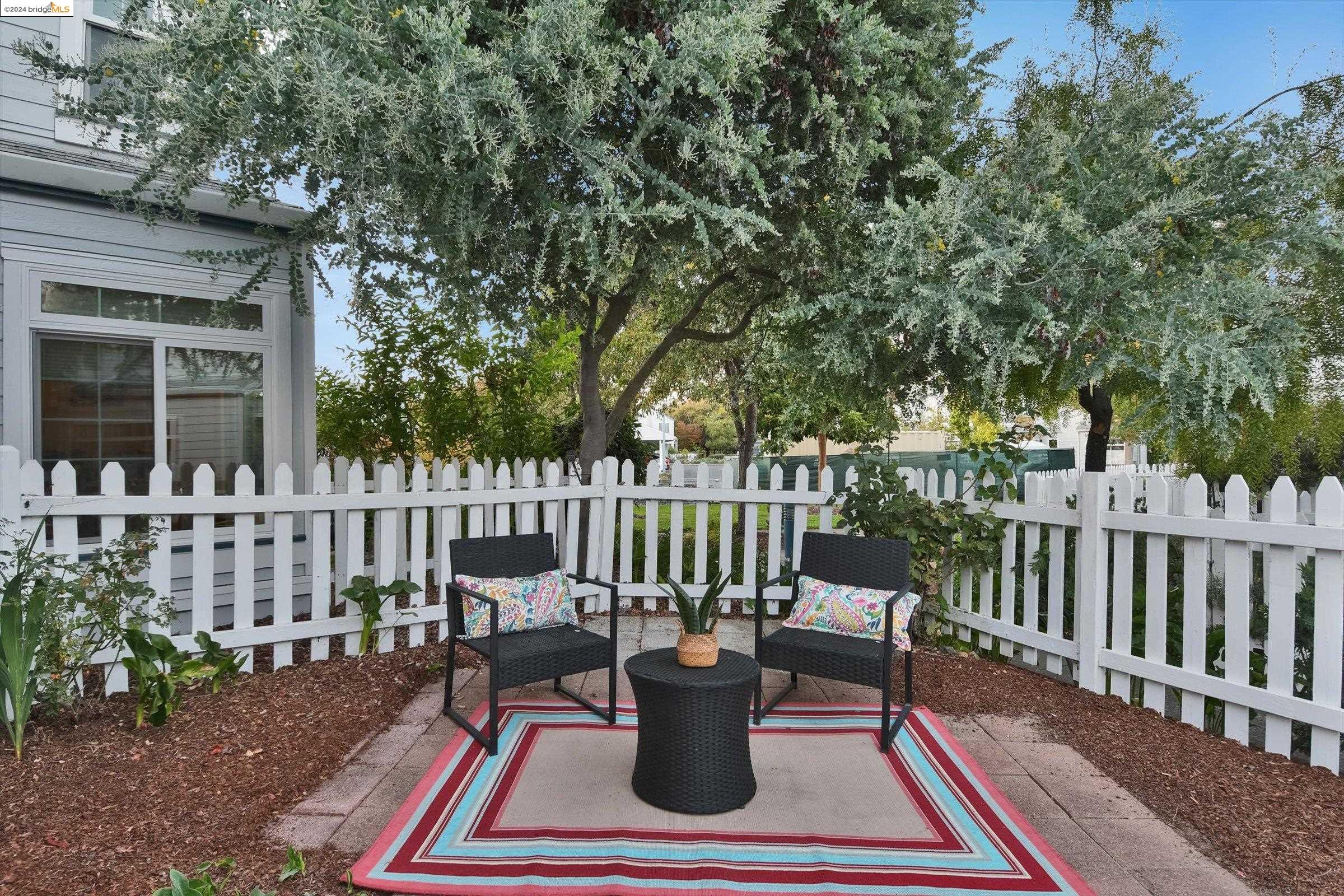 319 Commodore Dr
