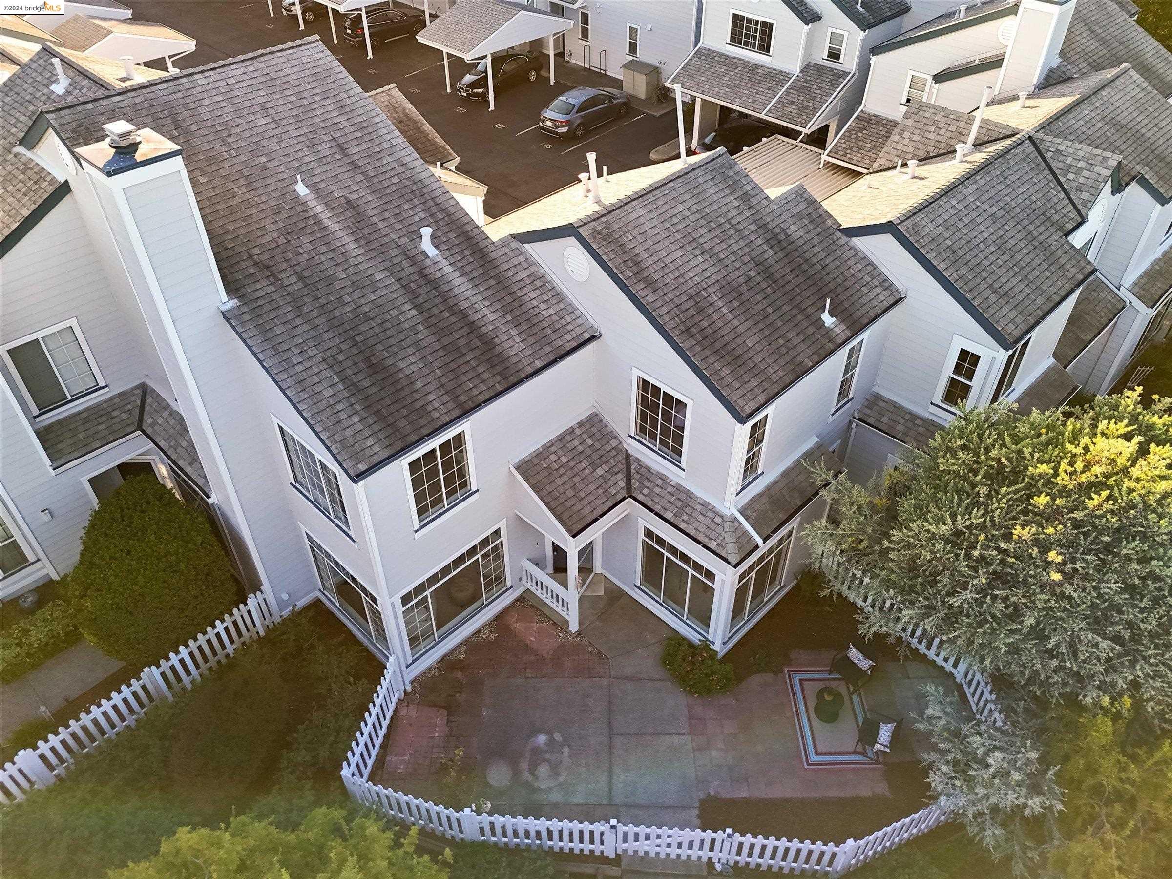 319 Commodore Dr