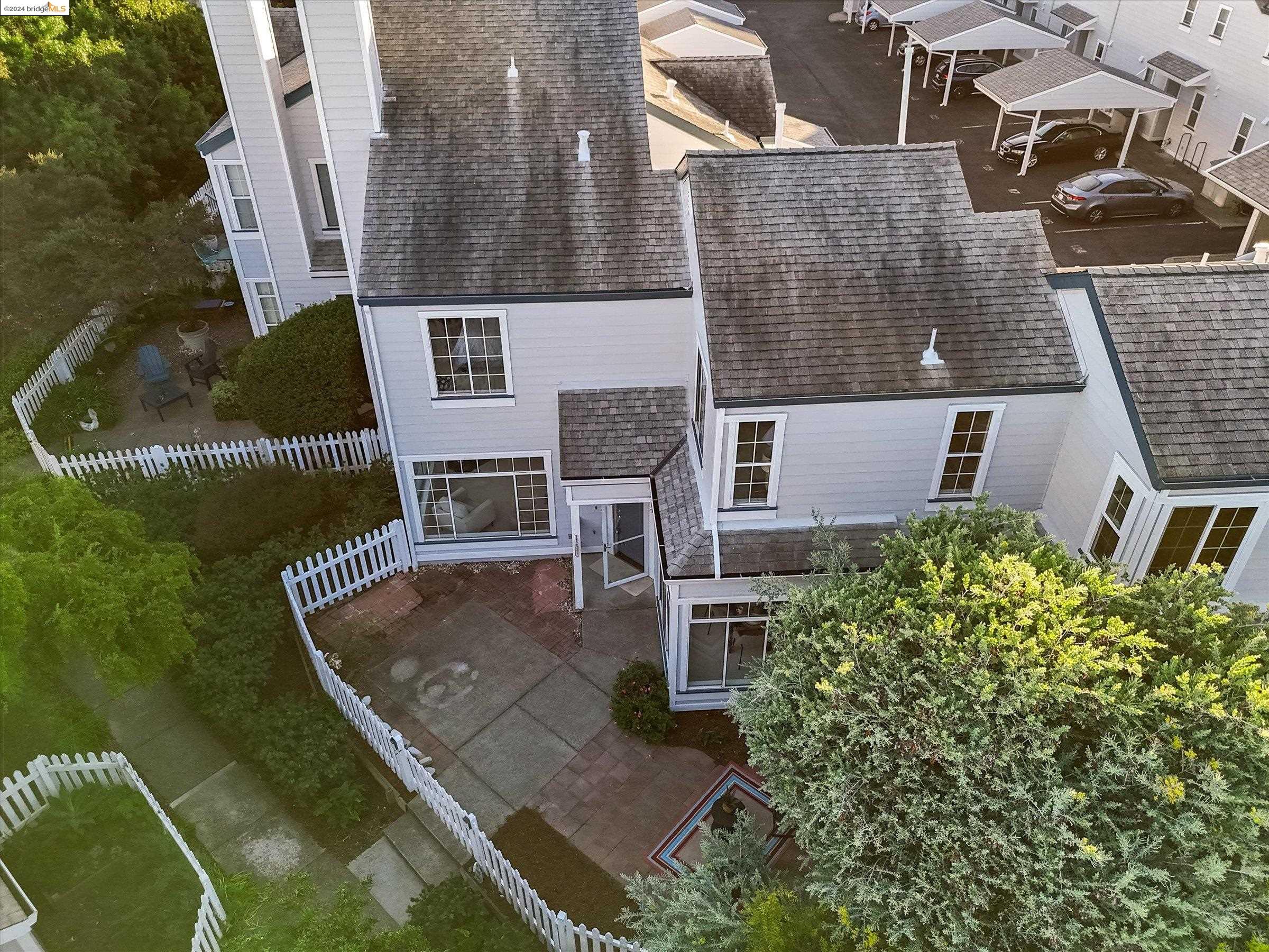 319 Commodore Dr