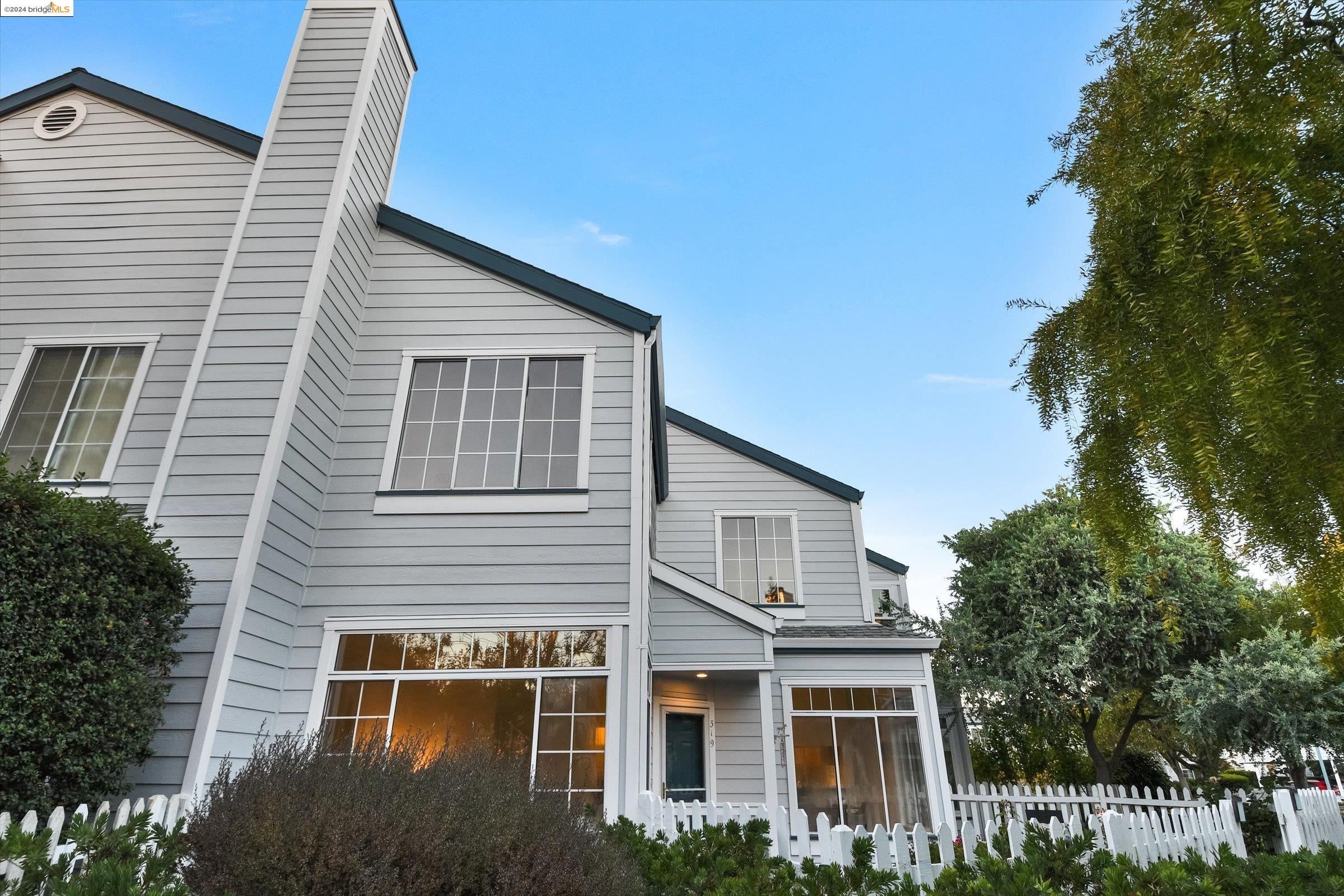 319 Commodore Dr