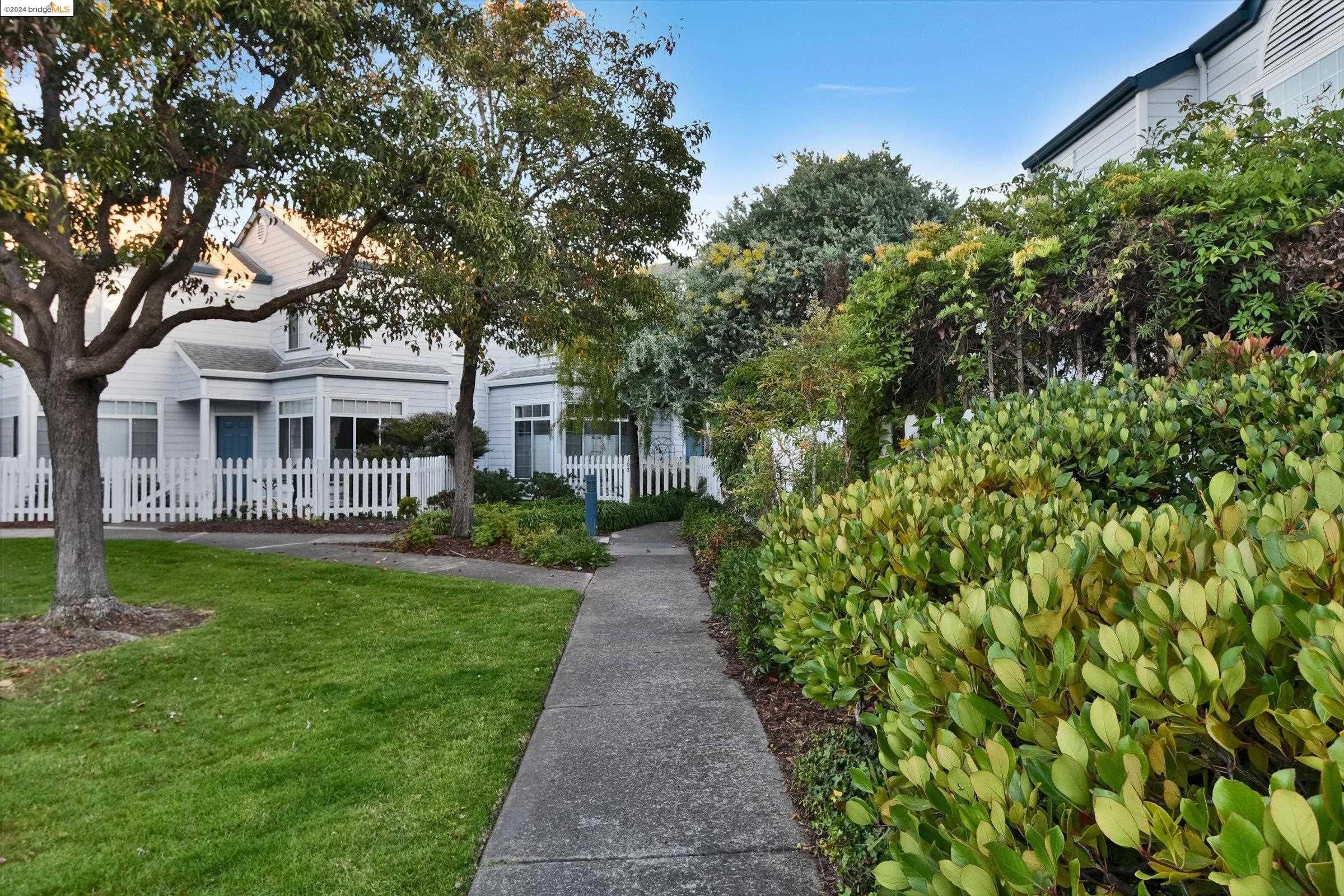 319 Commodore Dr
