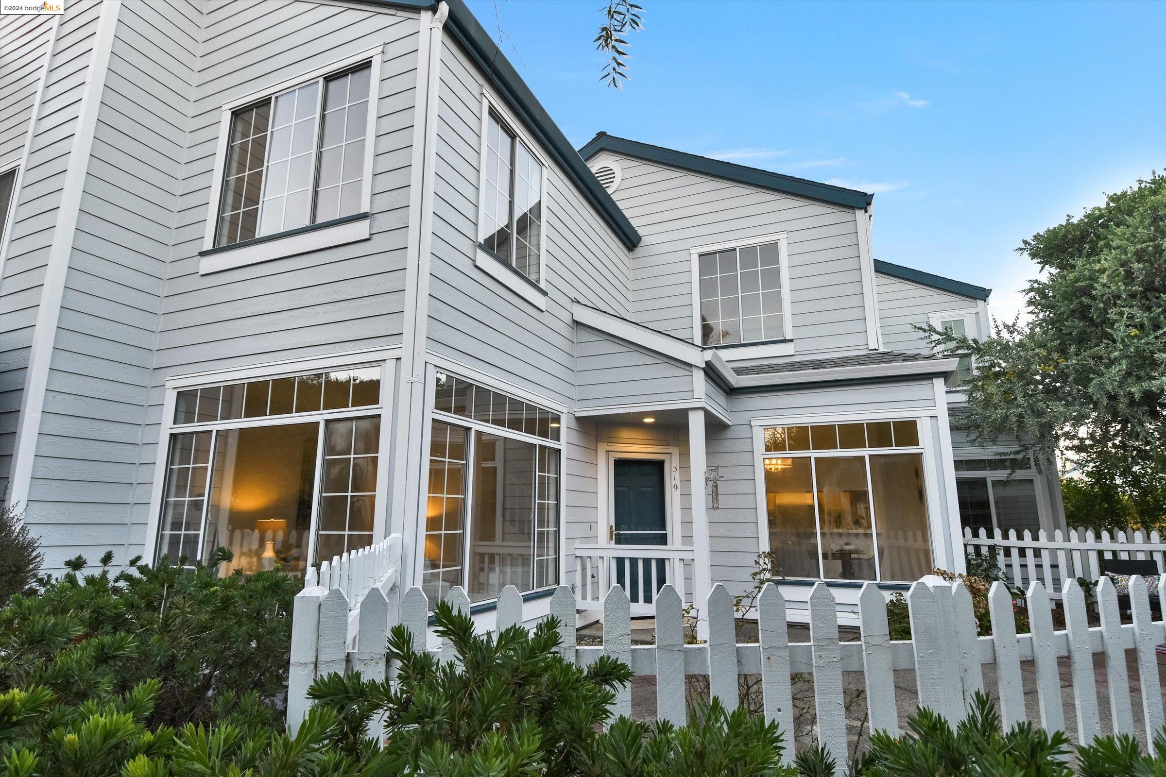 319 Commodore Dr