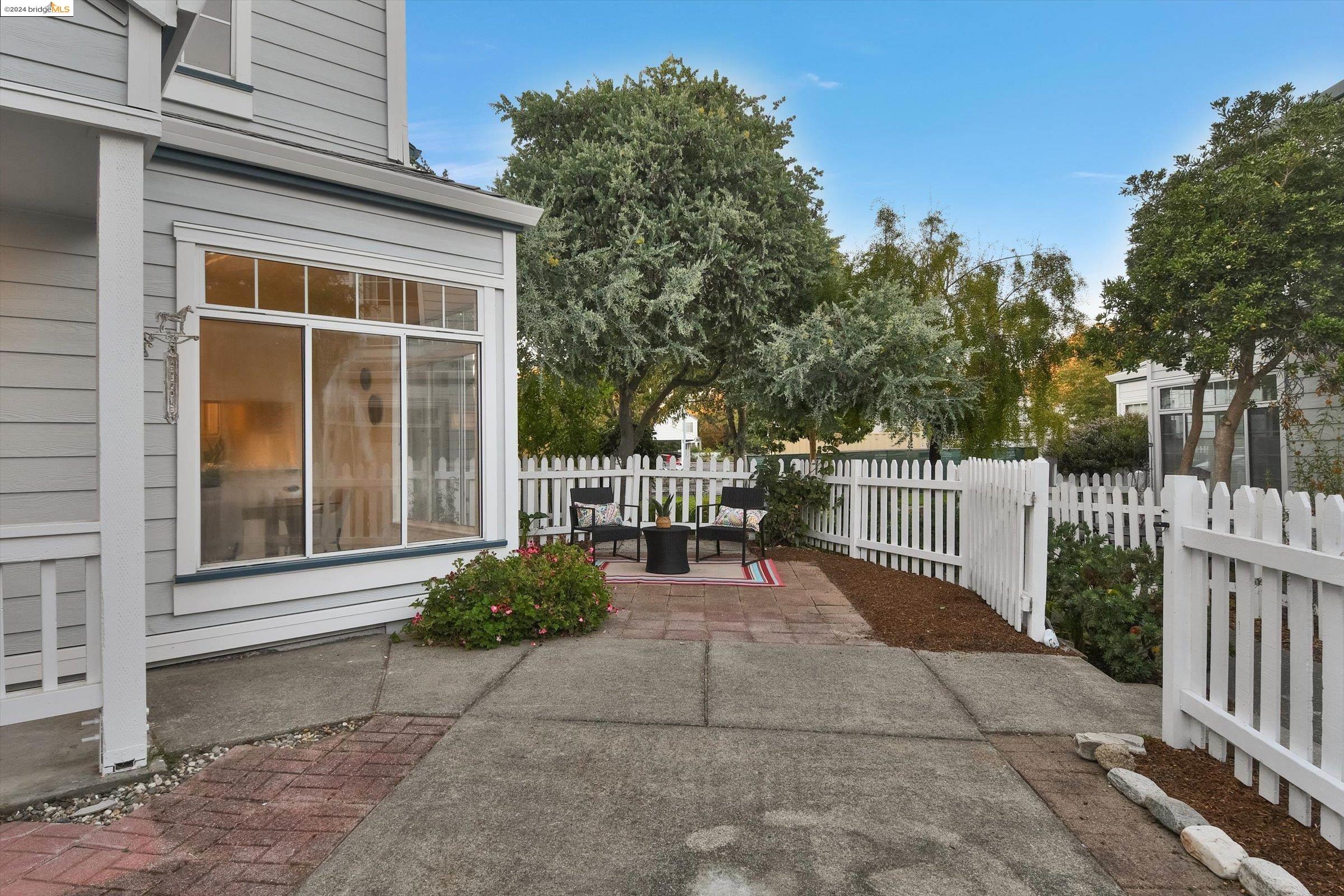 319 Commodore Dr