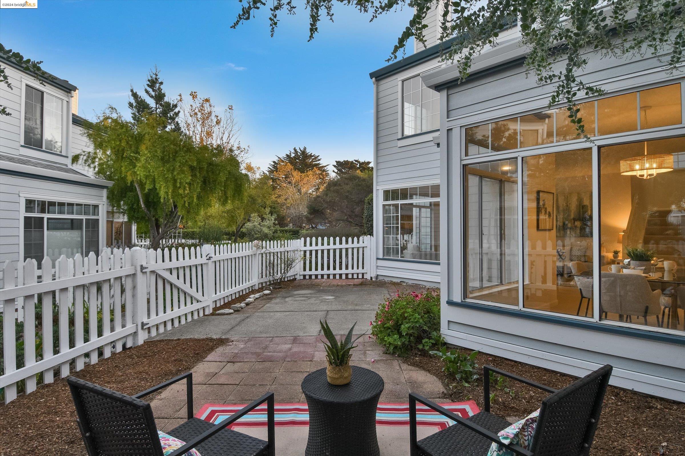 319 Commodore Dr